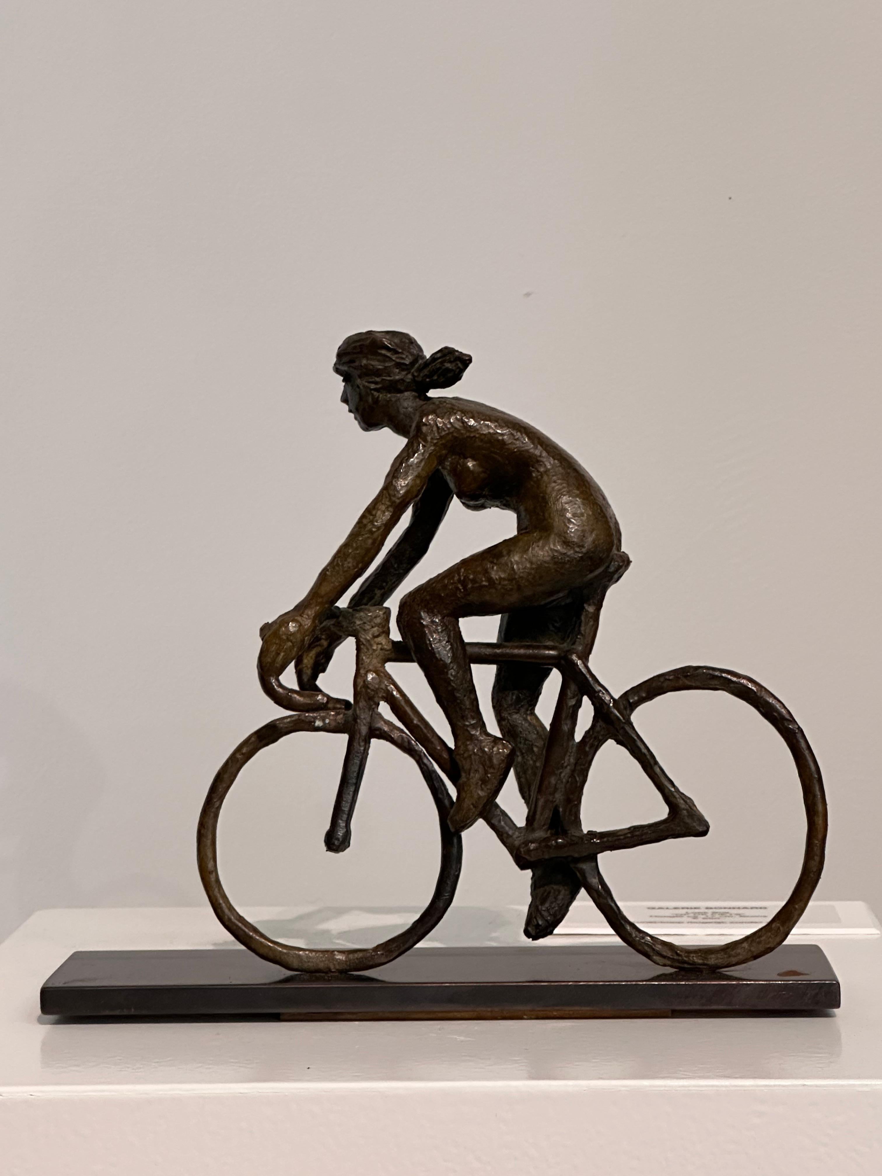 À bicyclette - Sculpture contemporaine en bronze du 21e siècle représentant un cycliste en pleine course en vente 7