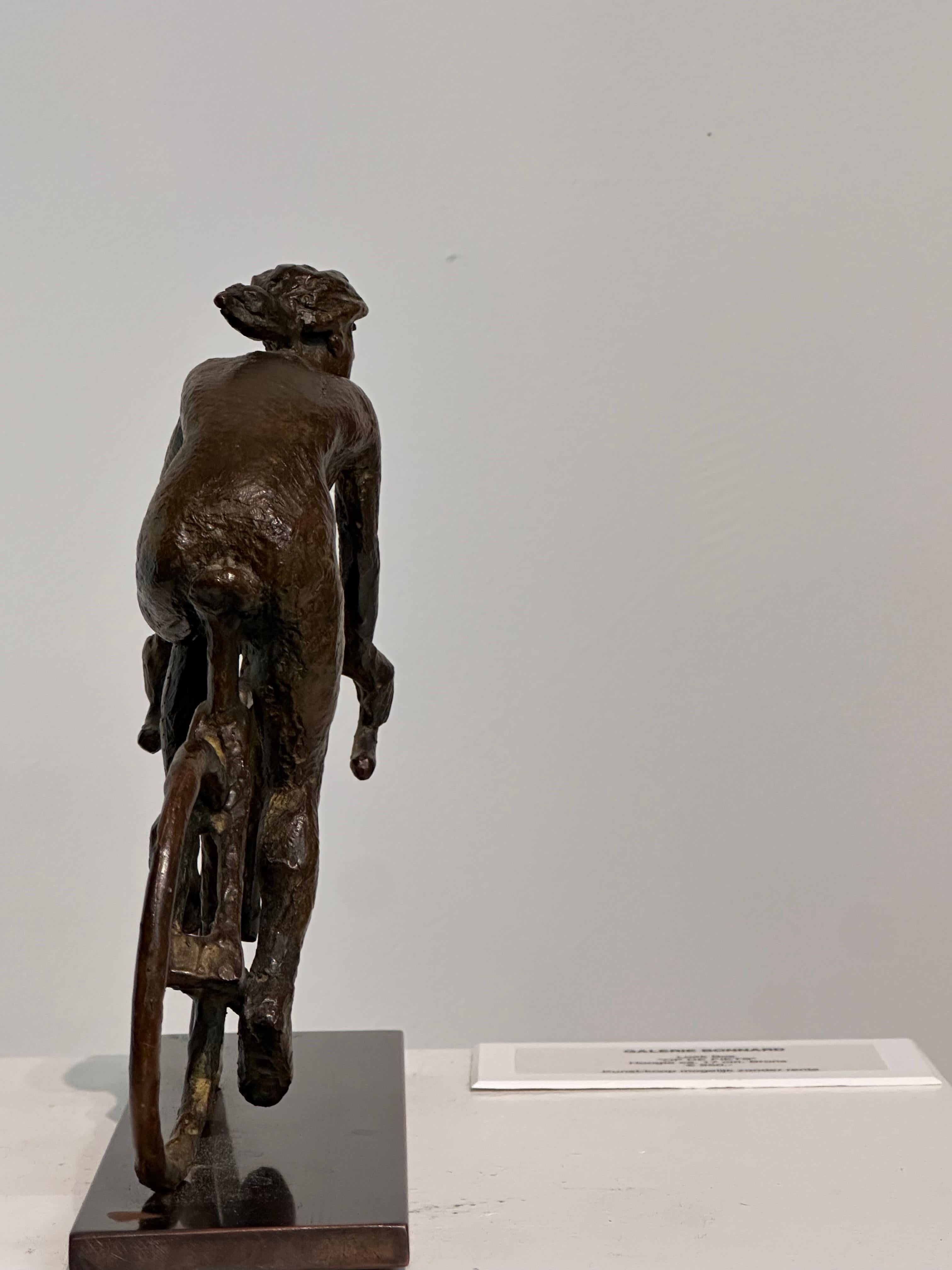À bicyclette - Sculpture contemporaine en bronze du 21e siècle représentant un cycliste en pleine course en vente 8