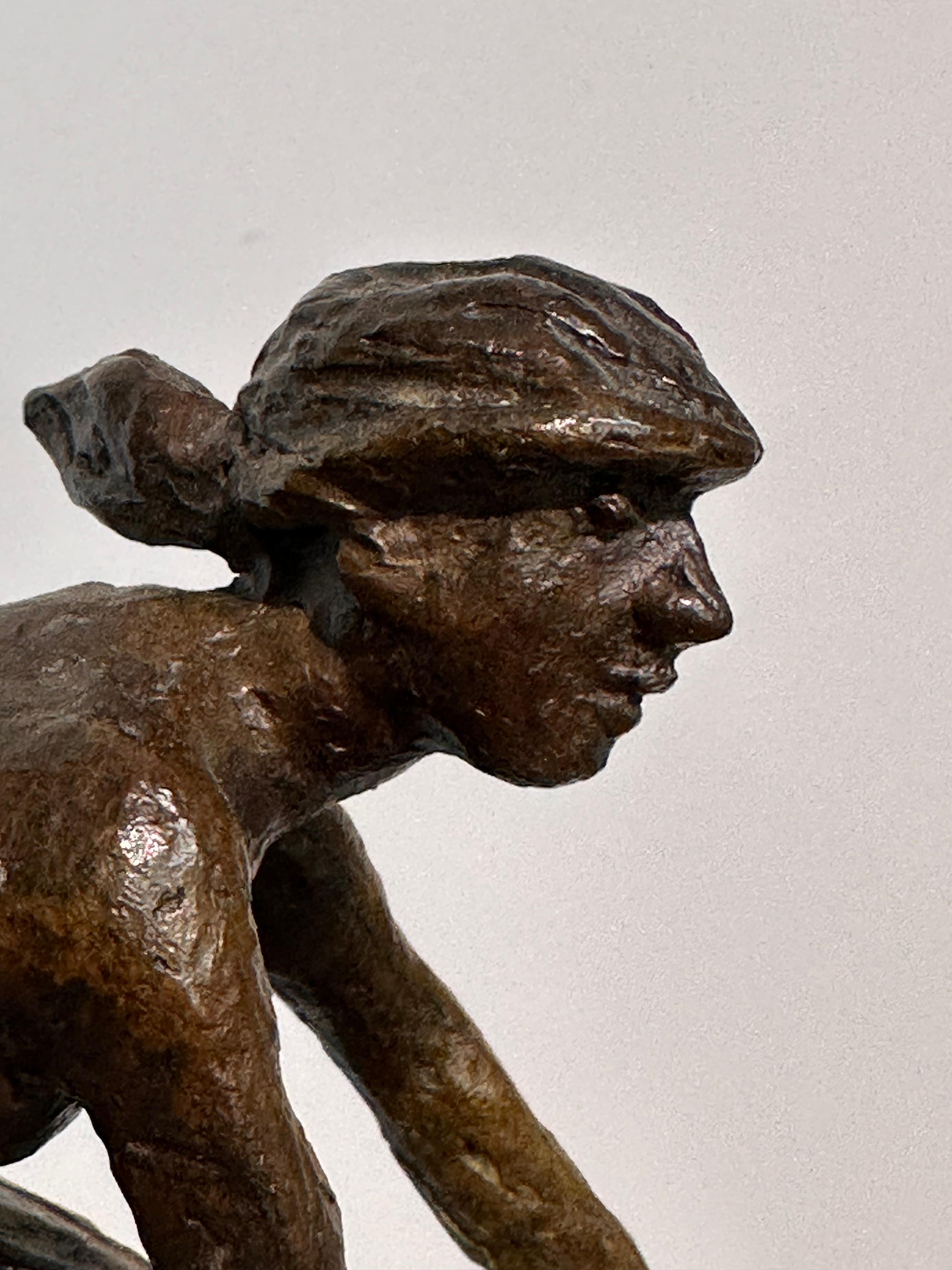 À bicyclette - Sculpture contemporaine en bronze du 21e siècle représentant un cycliste en pleine course en vente 1