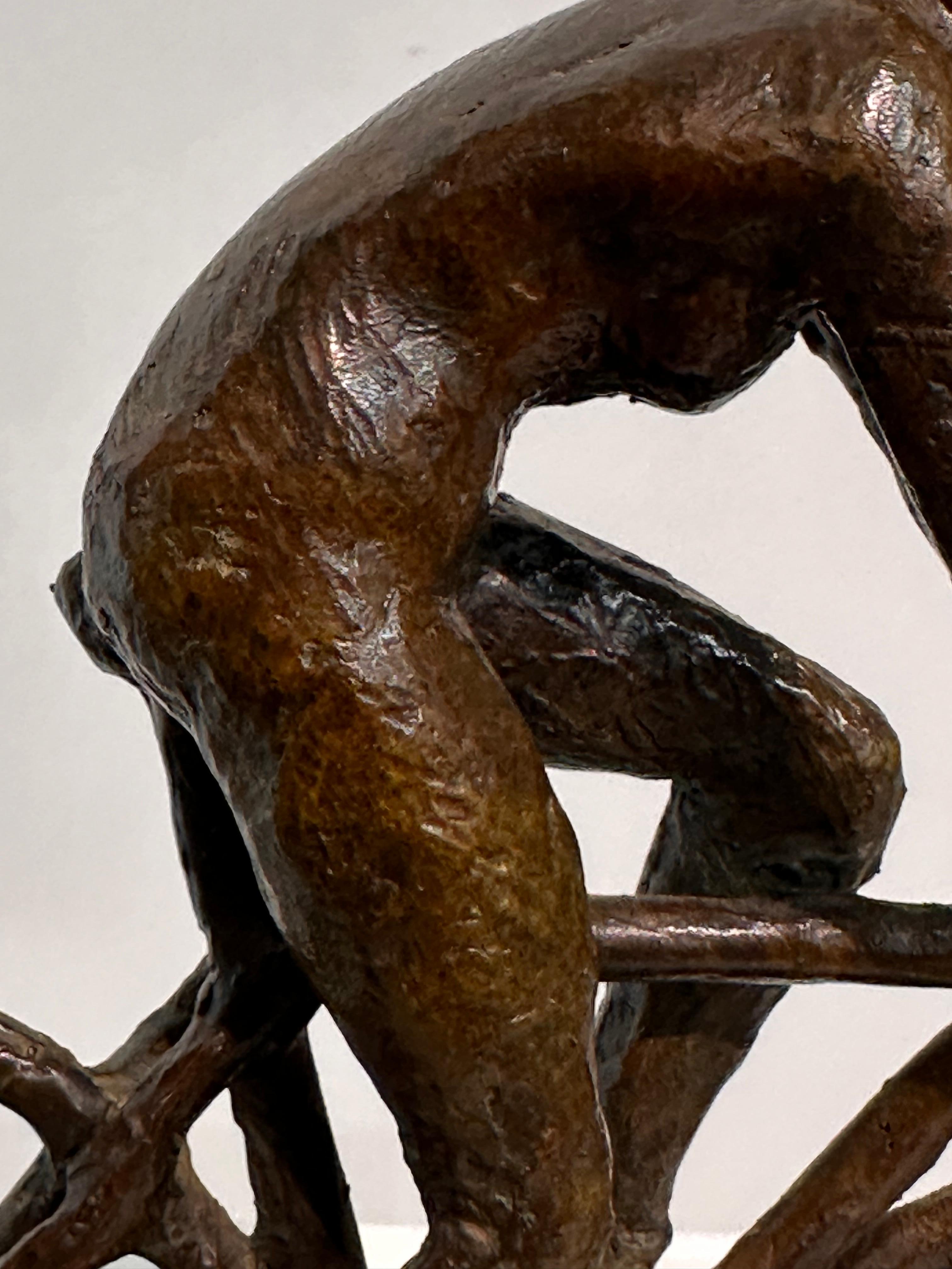 À bicyclette - Sculpture contemporaine en bronze du 21e siècle représentant un cycliste en pleine course en vente 2