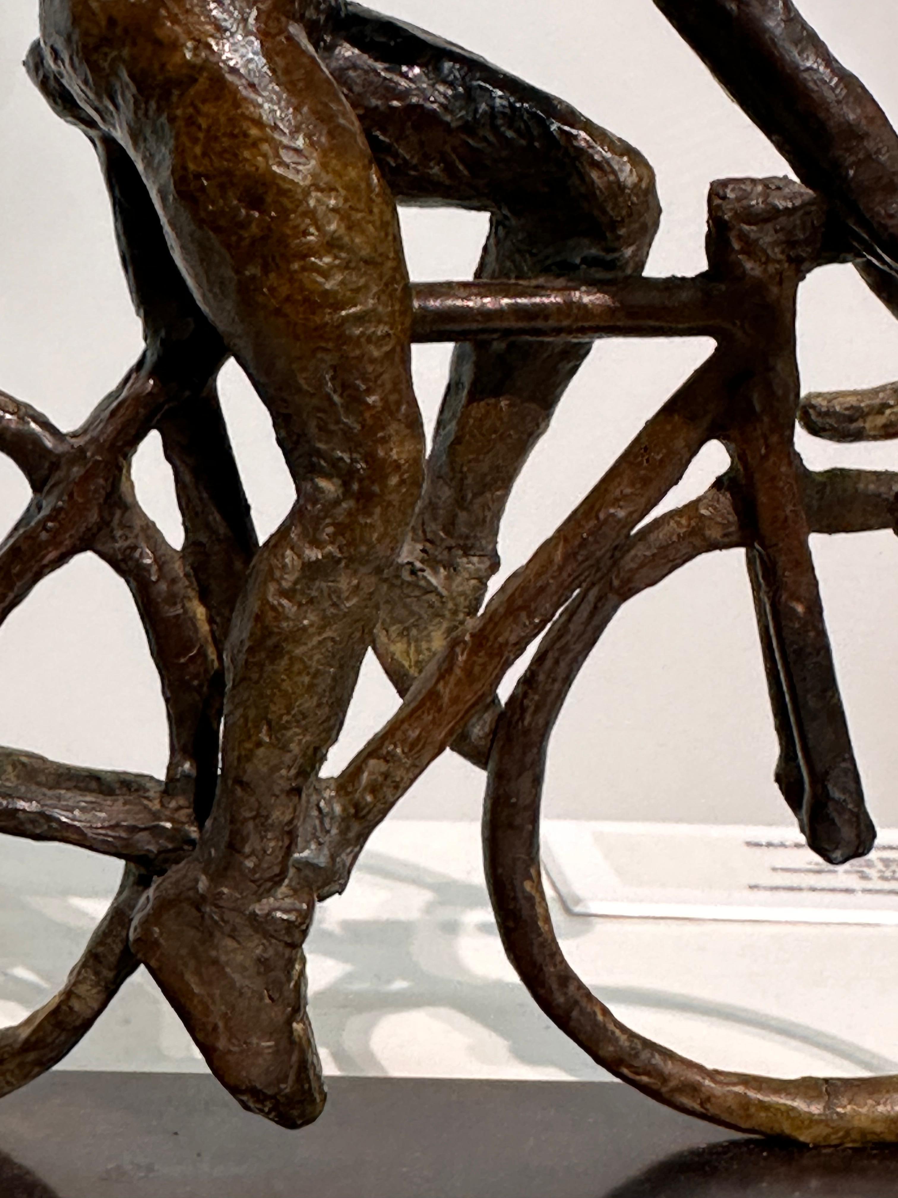 À bicyclette - Sculpture contemporaine en bronze du 21e siècle représentant un cycliste en pleine course en vente 3