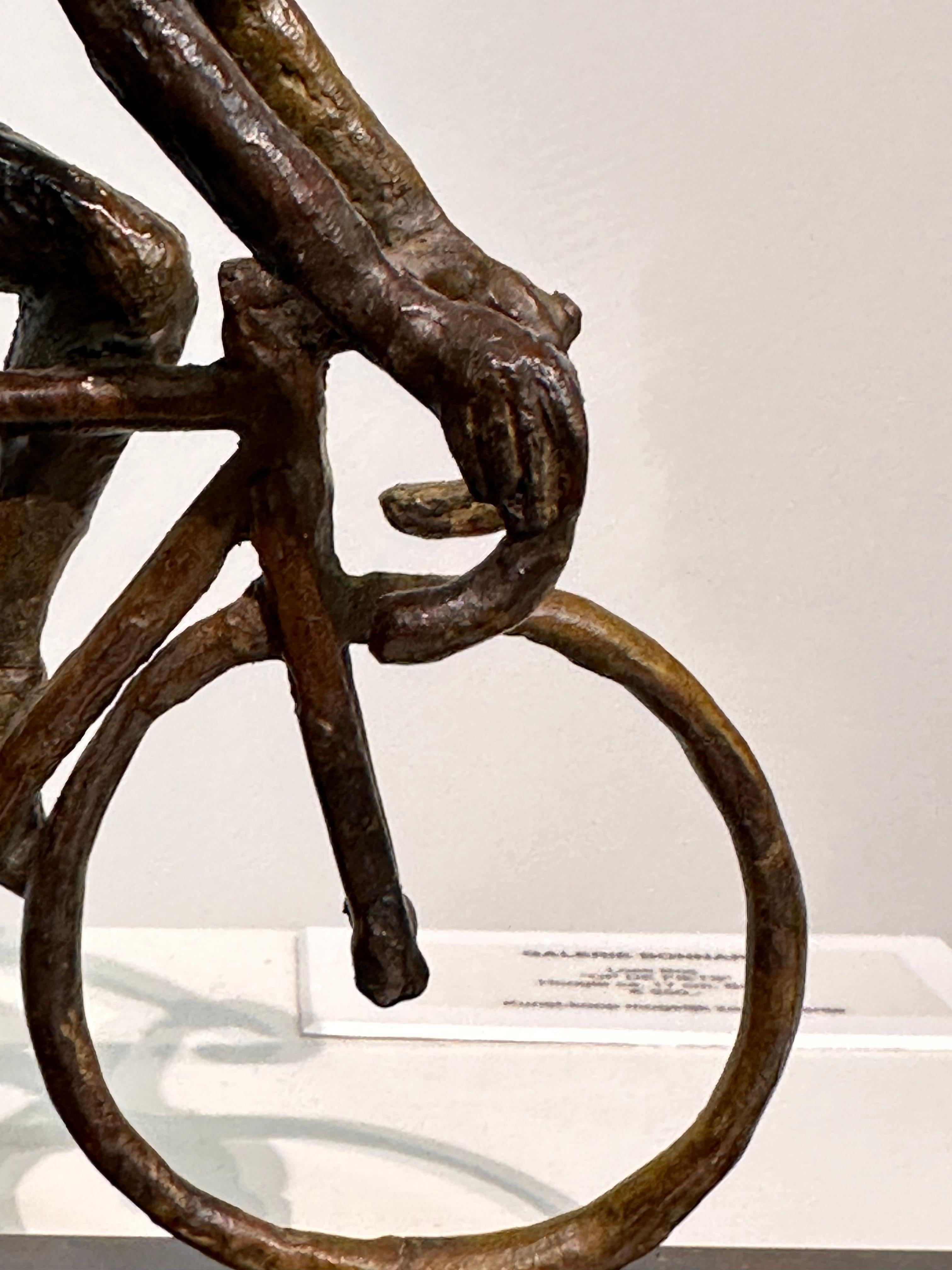 À bicyclette - Sculpture contemporaine en bronze du 21e siècle représentant un cycliste en pleine course en vente 4