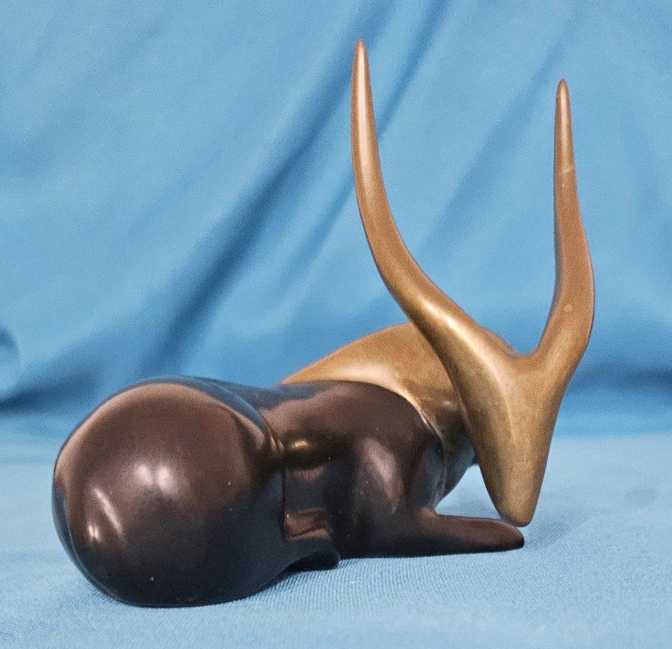 Loet Vanderveen Escultura de Bronce Antílope Firmada y Numerada - REBAJA POR CIERRE
*****AVISO: NUESTRA TIENDA 1ST DIBS CIERRA A FINALES DE MAYO*****
Esta escultura de antílope Bushbuck, moderna de mediados de siglo, mide aproximadamente 5 x 3,5 x 3