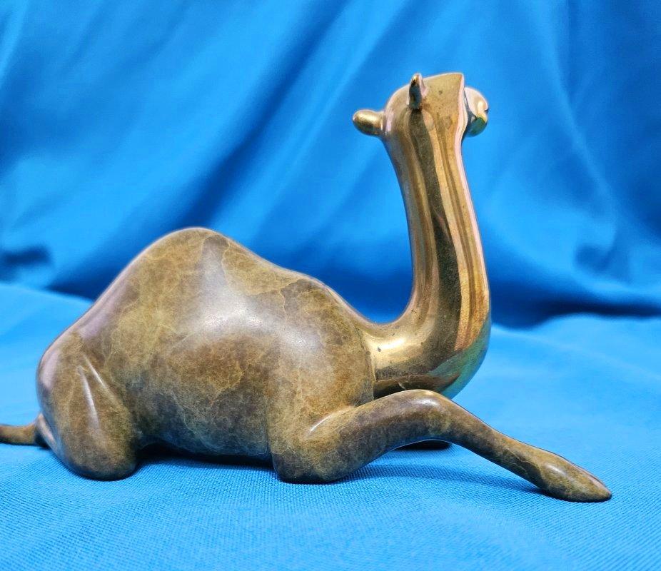 Scultura di cammello in bronzo di Loet Vanderveen, firmata e numerata - VENDITA CHIUSA
*****AVVISO: IL NOSTRO NEGOZIO 1ST DIBS CHIUDE ALLA FINE DI MAGGIO*****
Questa scultura di cammello moderna di metà secolo misura circa 6 x 3,25 x 2,25 pollici.