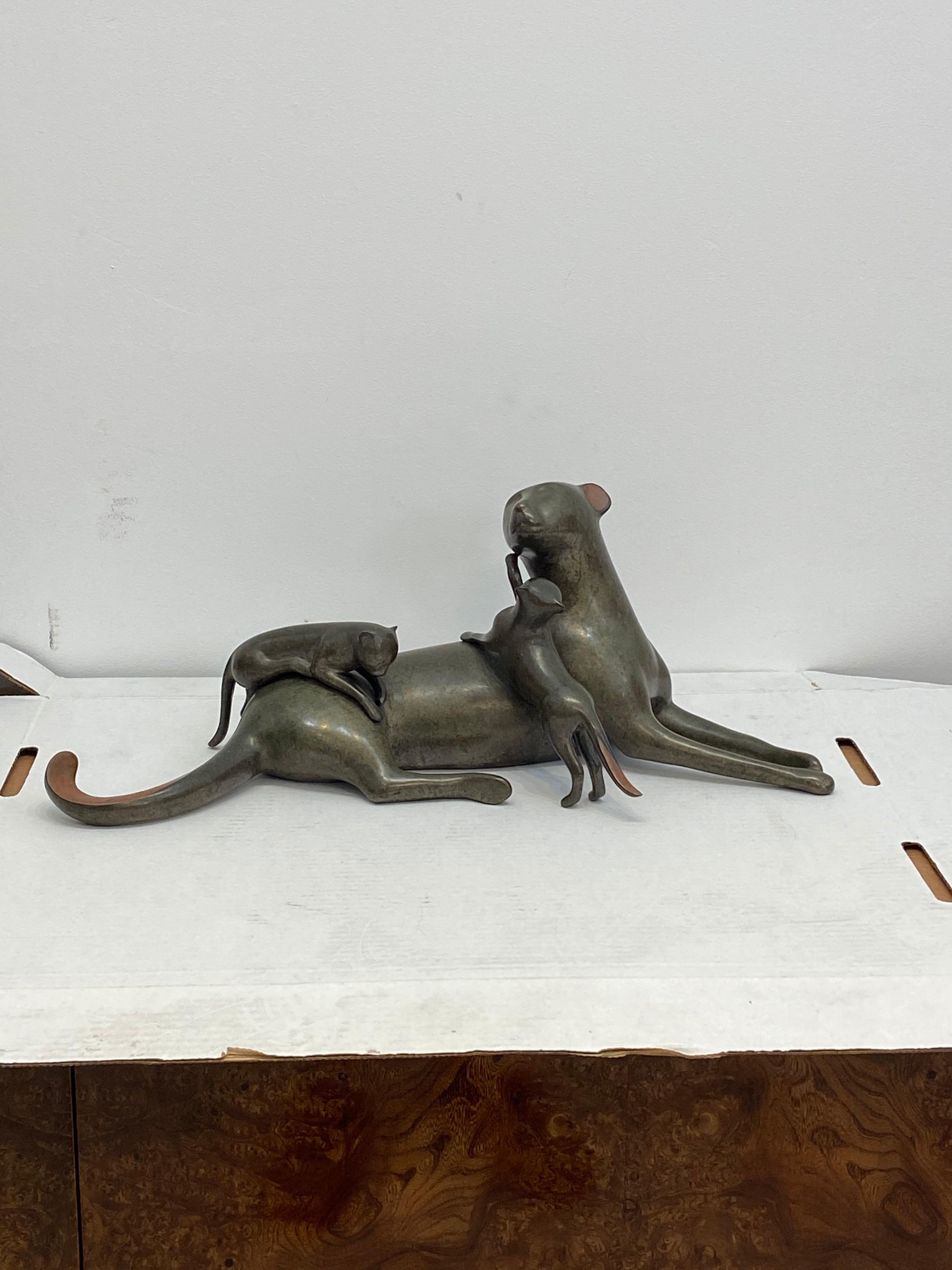 Loet Vanderveen bronze cheetah Mother and Cubs. Approximately 20 1/2 inches long by 8 inches tall by 8 inches wide. Signed and numbered. In very good condition.