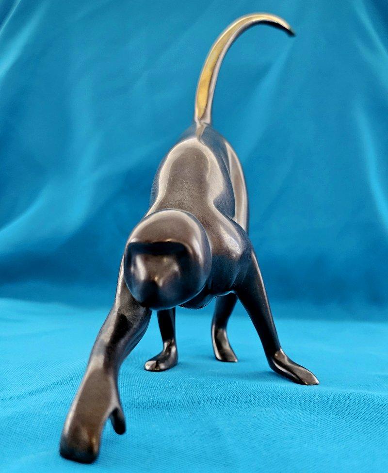 Scultura di scimmia in bronzo da 15 pollici di Loet Vanderveen, firmata e numerata 425/750  NESSUNA RIDUZIONE AGGIUNTIVA
*****AVVISO: IL NOSTRO NEGOZIO 1ST DIBS CHIUDE ALLA FINE DI MAGGIO*****
Questa elegante scultura moderna di metà secolo misura