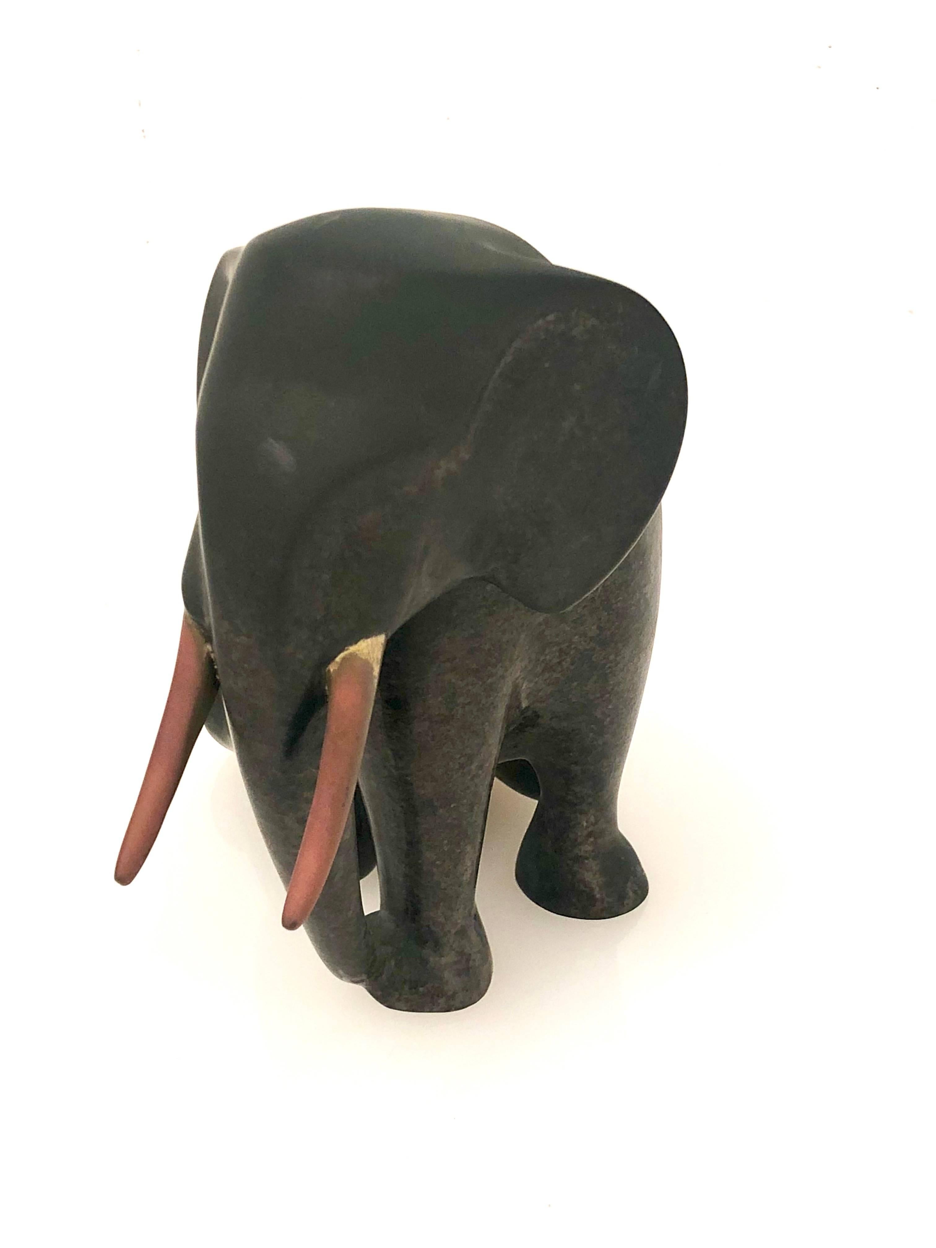 Beautiful elephant bronze for the well known artist Loet Vanderveen, nice patina and is numbered 13/1750. Signed.