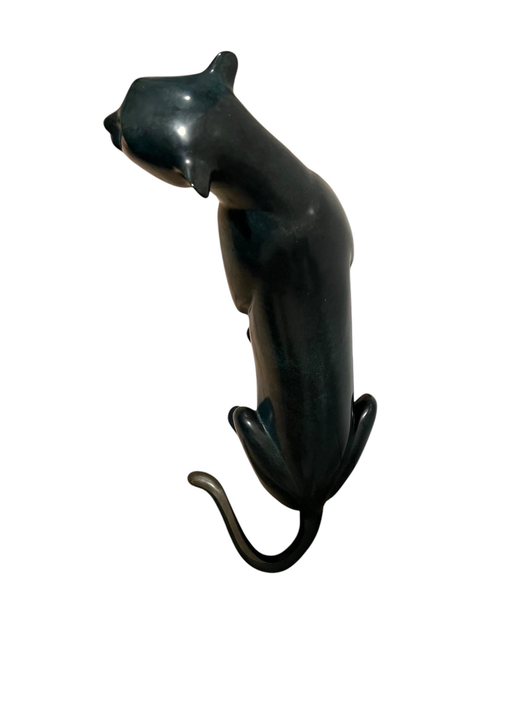 Loet Vanderveen large seated cheetah bronze sculpture In Good Condition For Sale In Walnut Creek, CA