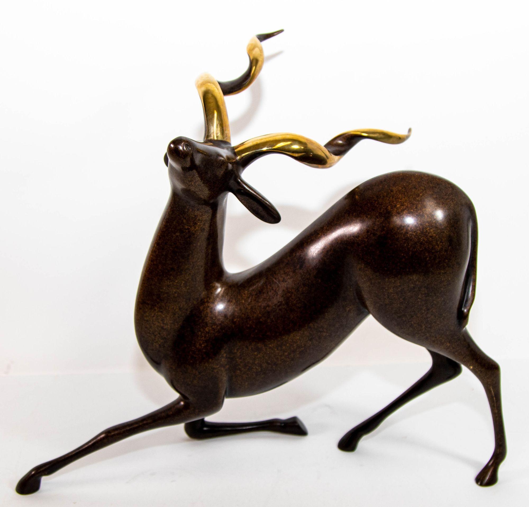 Original Loet Vanderveen limitierte Auflage Bronze Kudu-Skulptur, dunkle Bronze 2-Ton mit Gold Horn Wildtier Skulptur.
Hervorragende stilisierte Langhorn-Antilopen-Kudu-Figur aus tief dunkel patinierter Bronze.
Auffallend schöne große Bronze schwarz