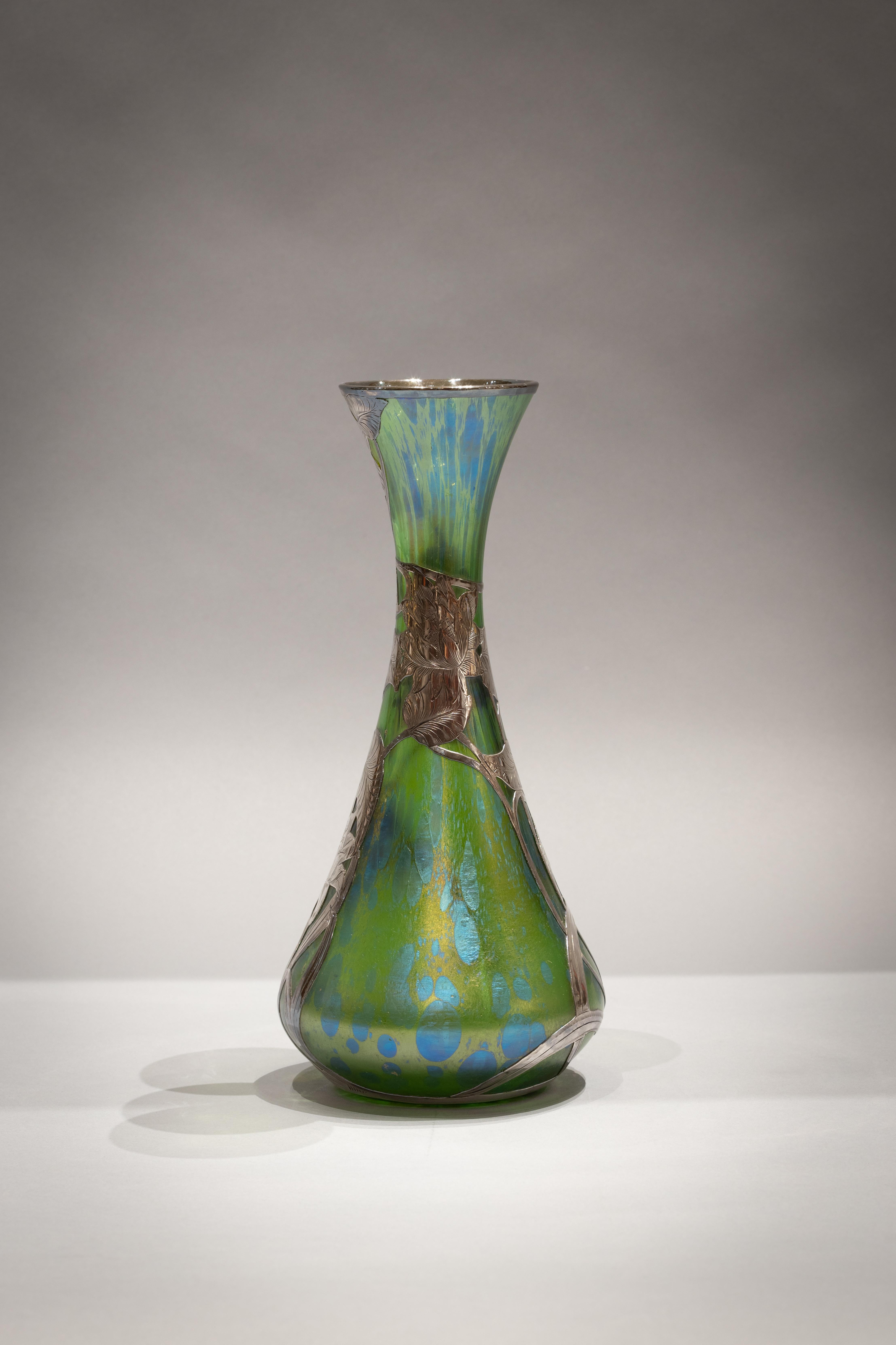 Vaso in vetro sovrapposto in argento Loetz Alvin, circa 1900.