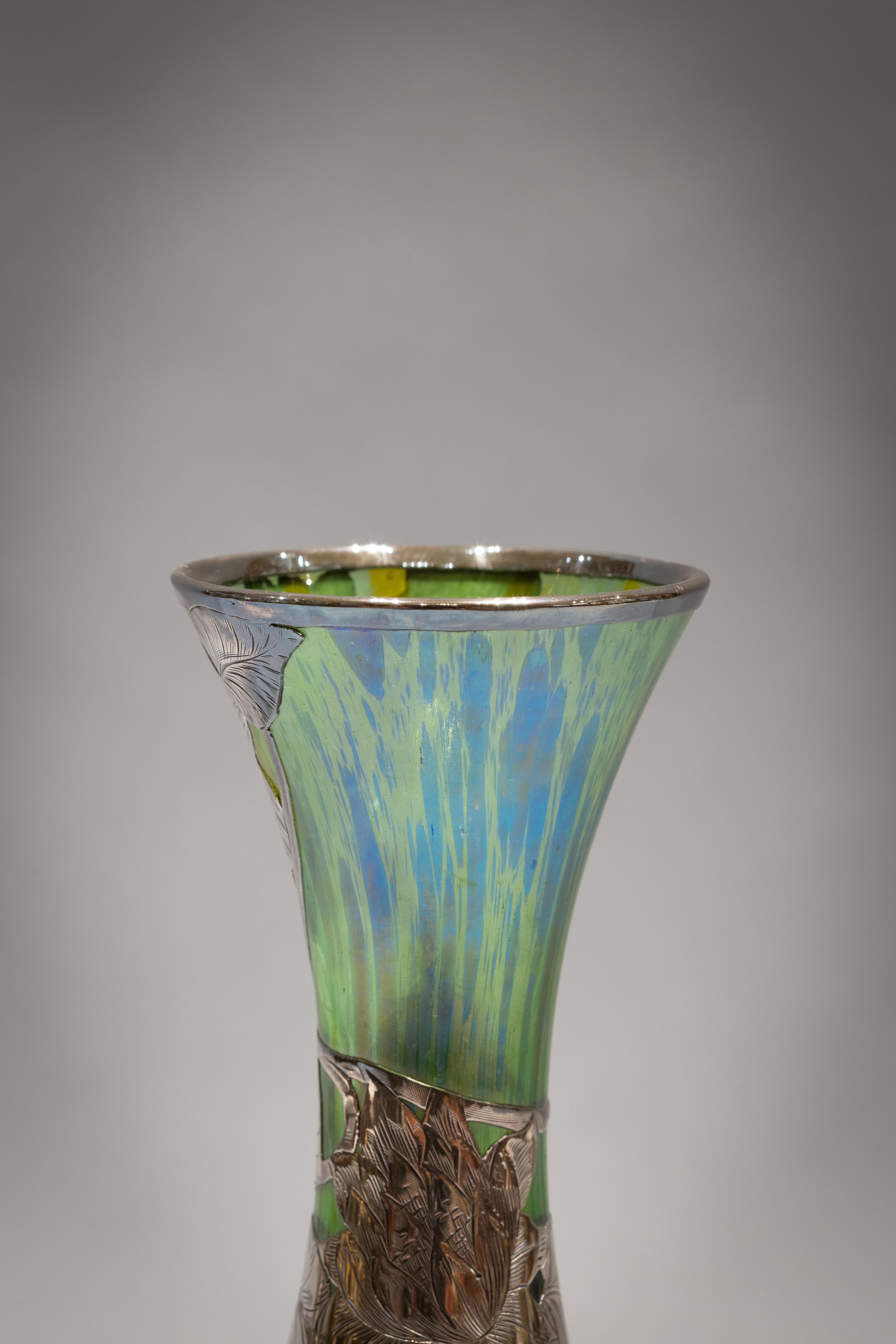 Autrichien Vase en verre recouvert d'A Glass Silver, circa 1900 en vente