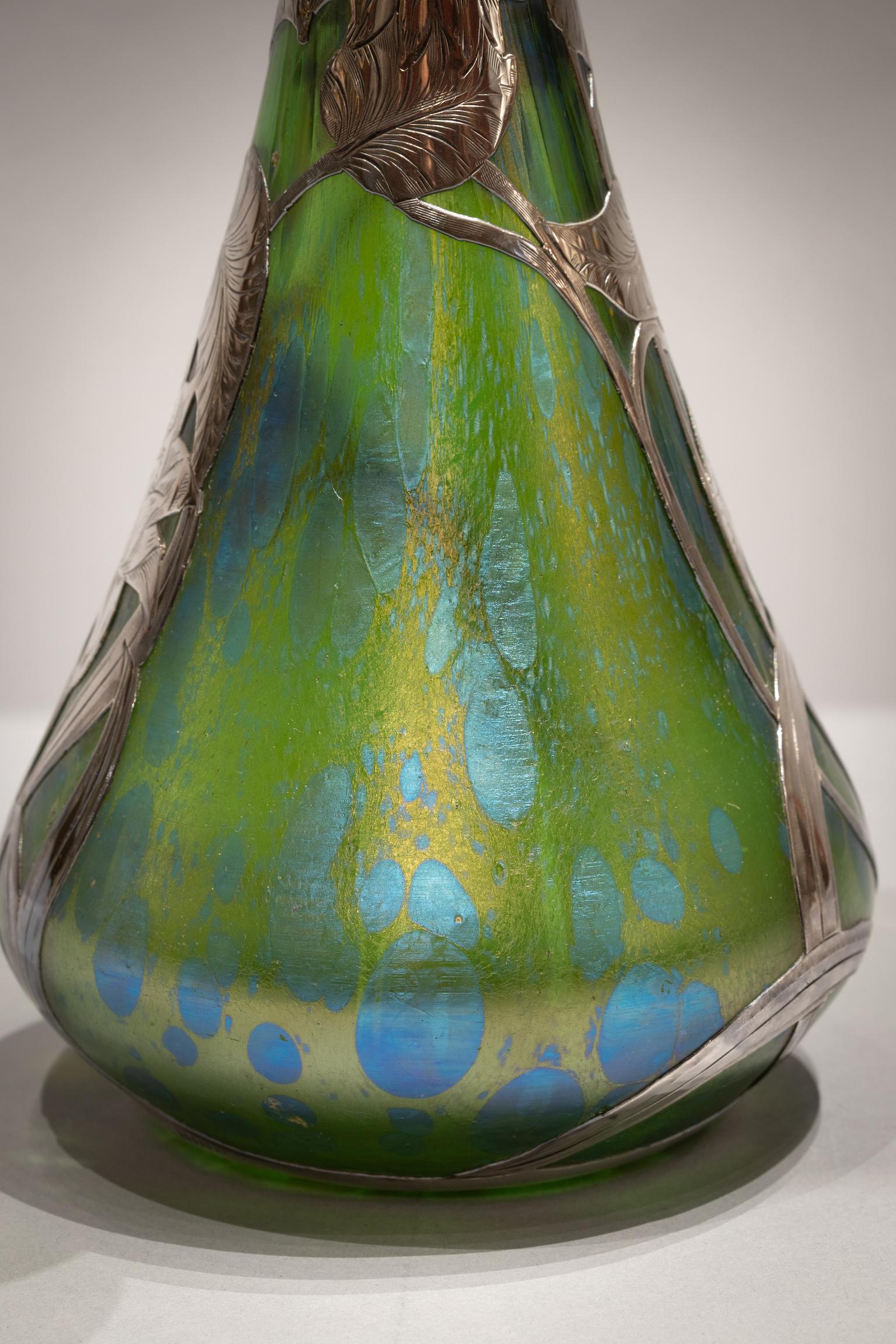 Vase en verre recouvert d'A Glass Silver, circa 1900 Bon état - En vente à New York, NY