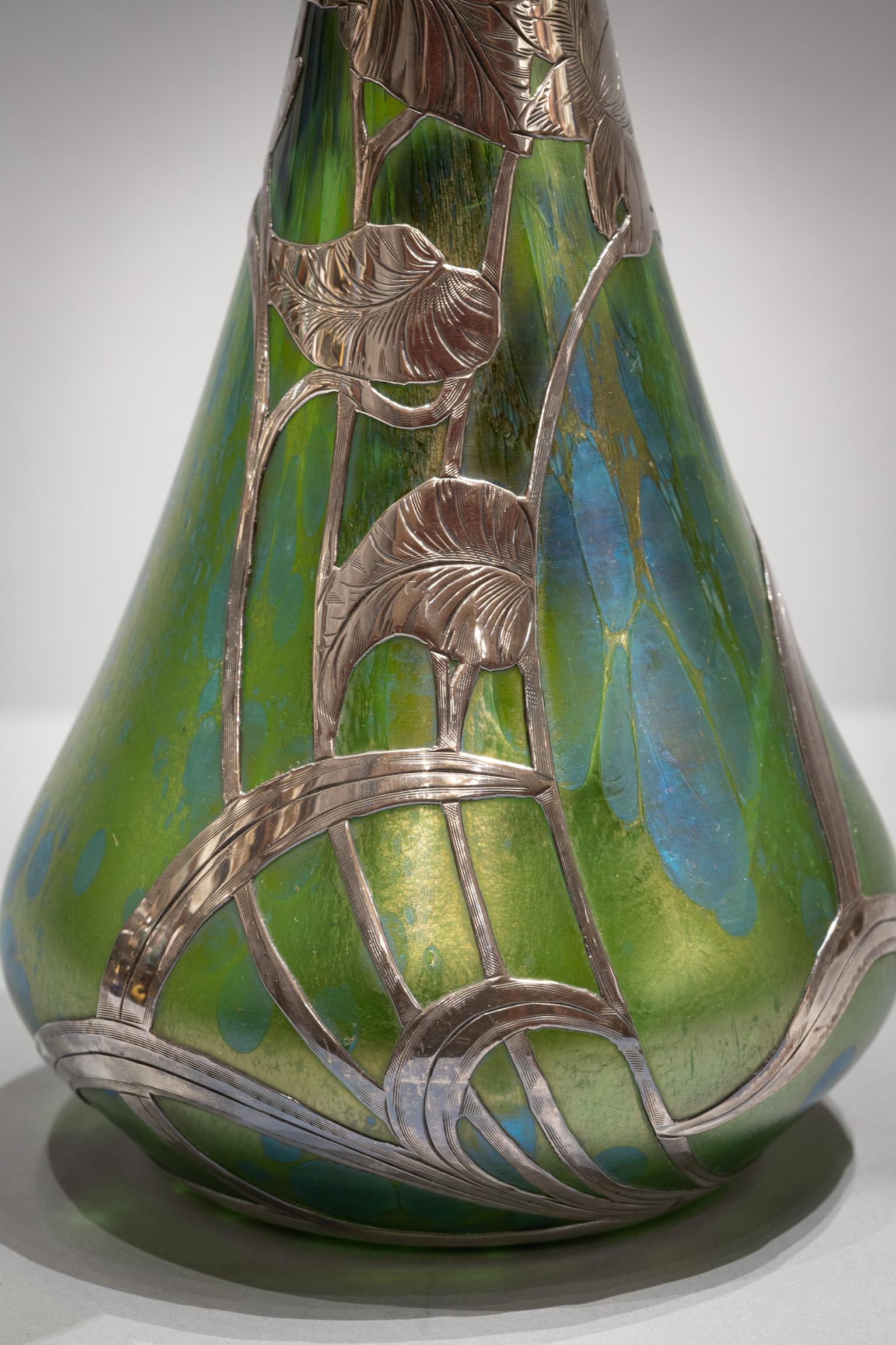 Inizio XX secolo Vaso in vetro con sovrapposizione d'argento Loetz Alvin, circa 1900 in vendita
