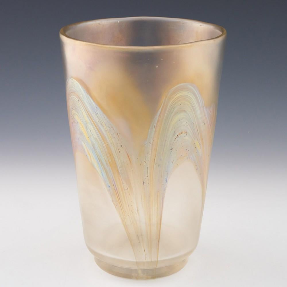 Loetz, schillernde, konisch zulaufende Art-déco-Vase aus Gold, Serie III, um 1930

Zusätzliche Informationen: 
Datum : c1930
Herkunft : Österreich 
Merkmale der Schale : Konisch zulaufende Schale mit applizierten gold irisierenden Bögen
Art :