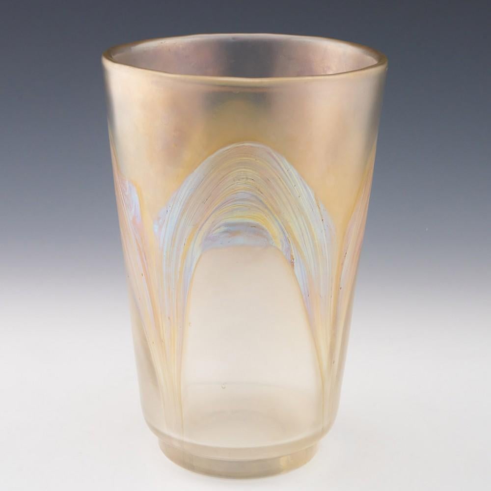 Art déco Loetz Vase Art Déco Series III conique et irisé en or, vers 1930 en vente