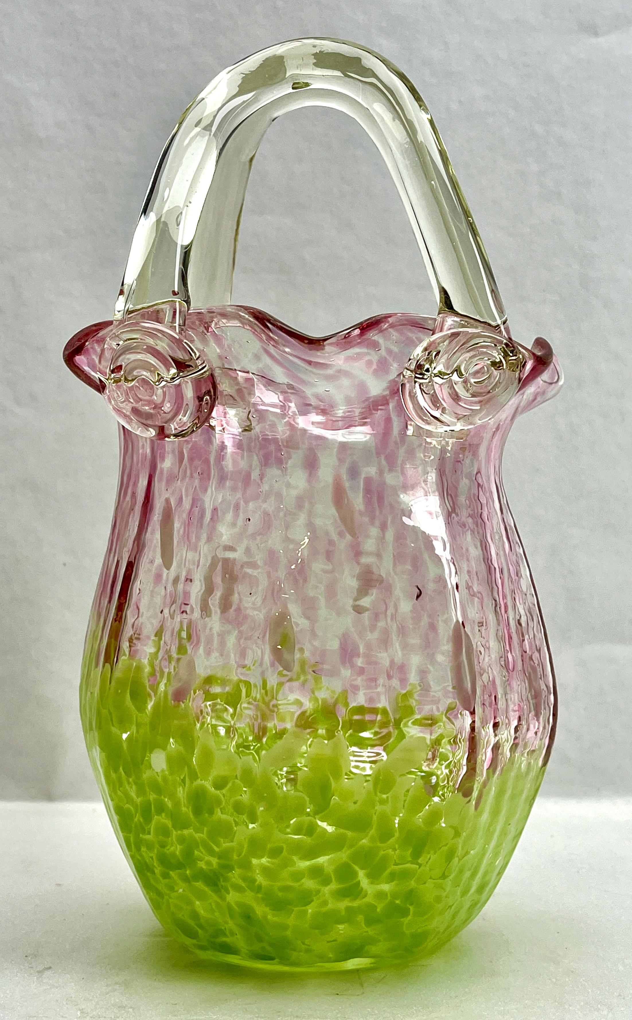 Cesta Loetz Art Nouveau con detalles de cristal irradiado 1900s
Vidrio irradiado bellamente decorado con blanco
Raro de encontrar en estado original 

¡La pieza está en buen estado y es una auténtica belleza!
La fotografía no consigue captar lo