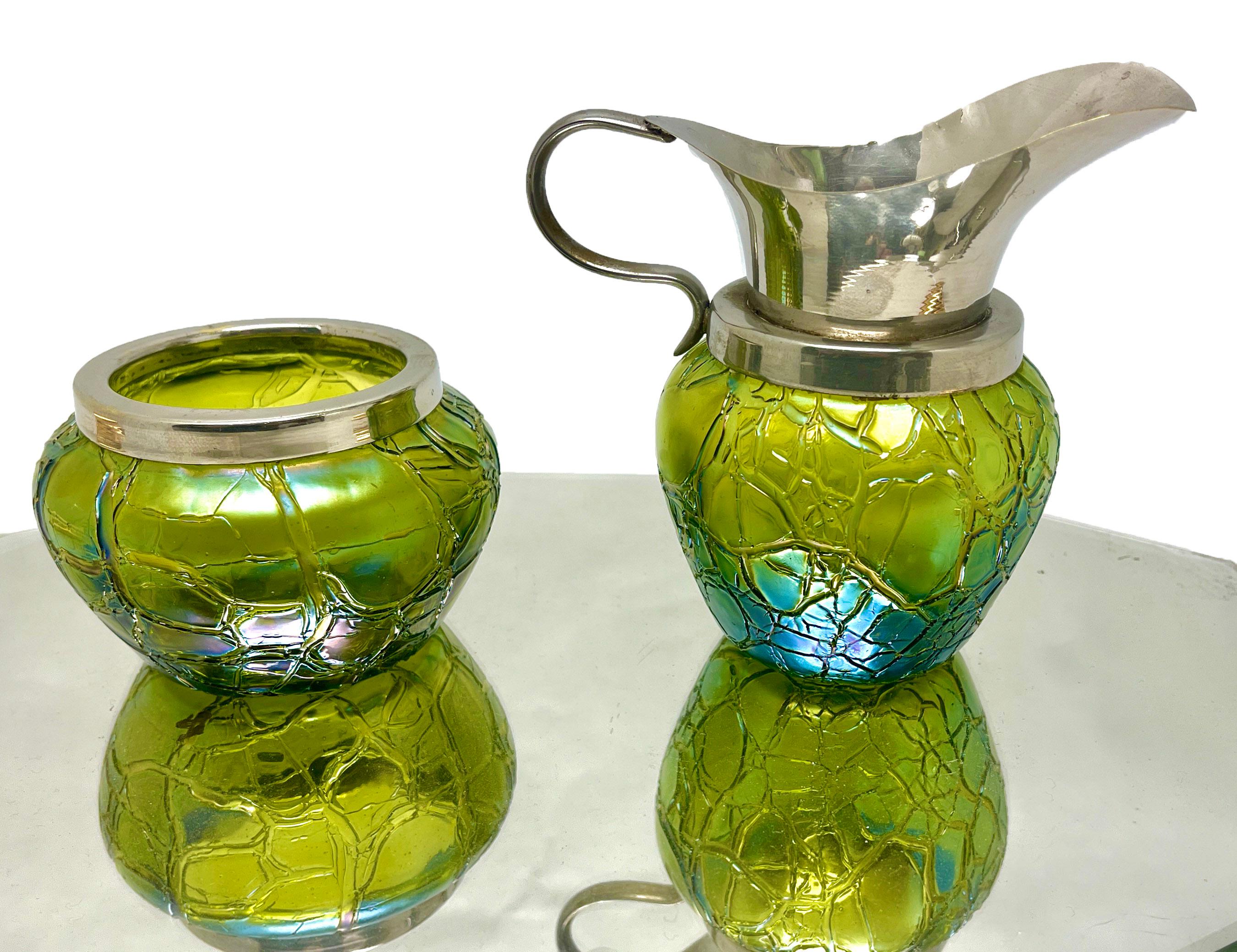 Loetz Jugendstil-Krug und Zuckerschale aus cremefarbenem Glas mit Details aus irradiiertem Glas  (Art nouveau) im Angebot