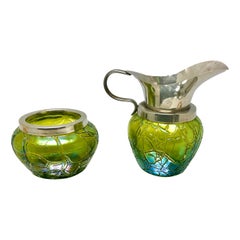 Loetz Jugendstil-Krug und Zuckerschale aus cremefarbenem Glas mit Details aus irradiiertem Glas