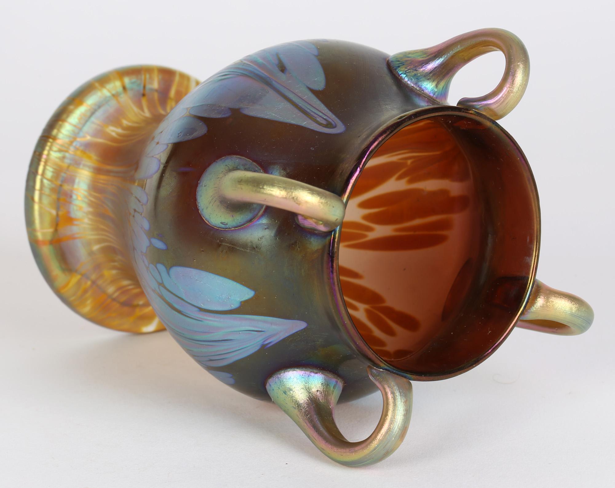 Art nouveau Loetz vase Art Nouveau en verre d'art irisé Phaenomen à quatre poignées en vente