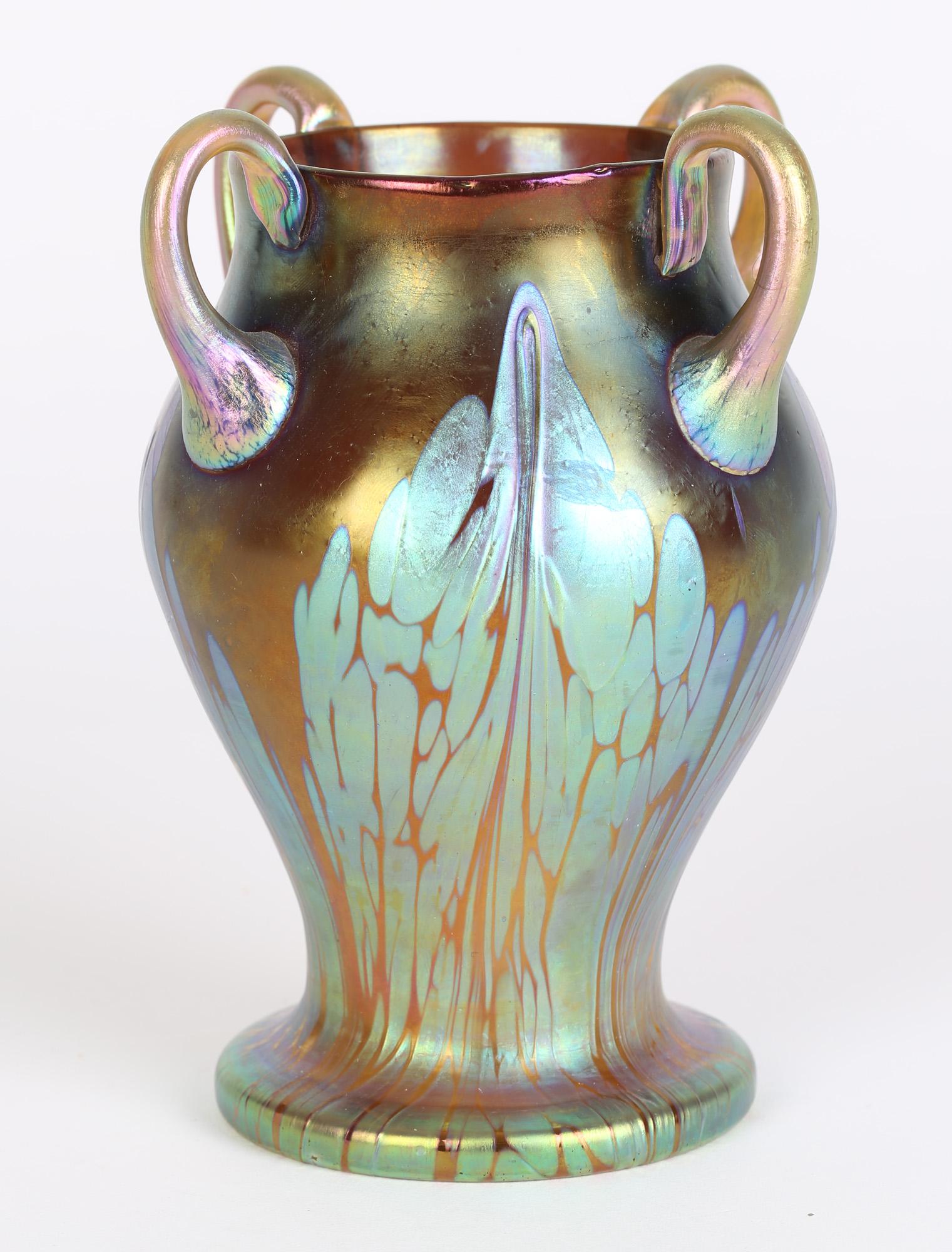 Loetz Jugendstil-Vase aus schillerndem Phaenomen-Kunstglas mit vier Griffen (Frühes 20. Jahrhundert) im Angebot