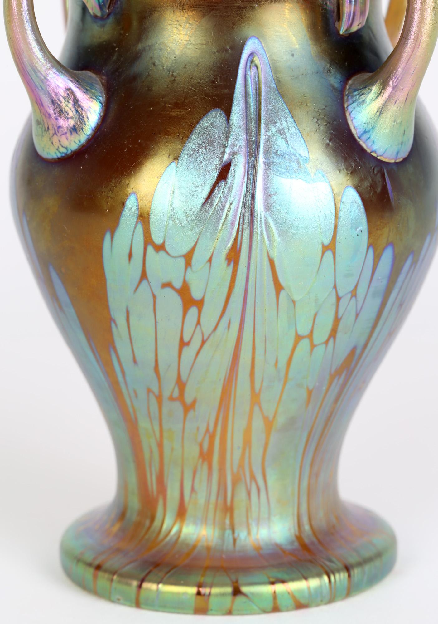 Loetz Jugendstil-Vase aus schillerndem Phaenomen-Kunstglas mit vier Griffen (Geblasenes Glas) im Angebot