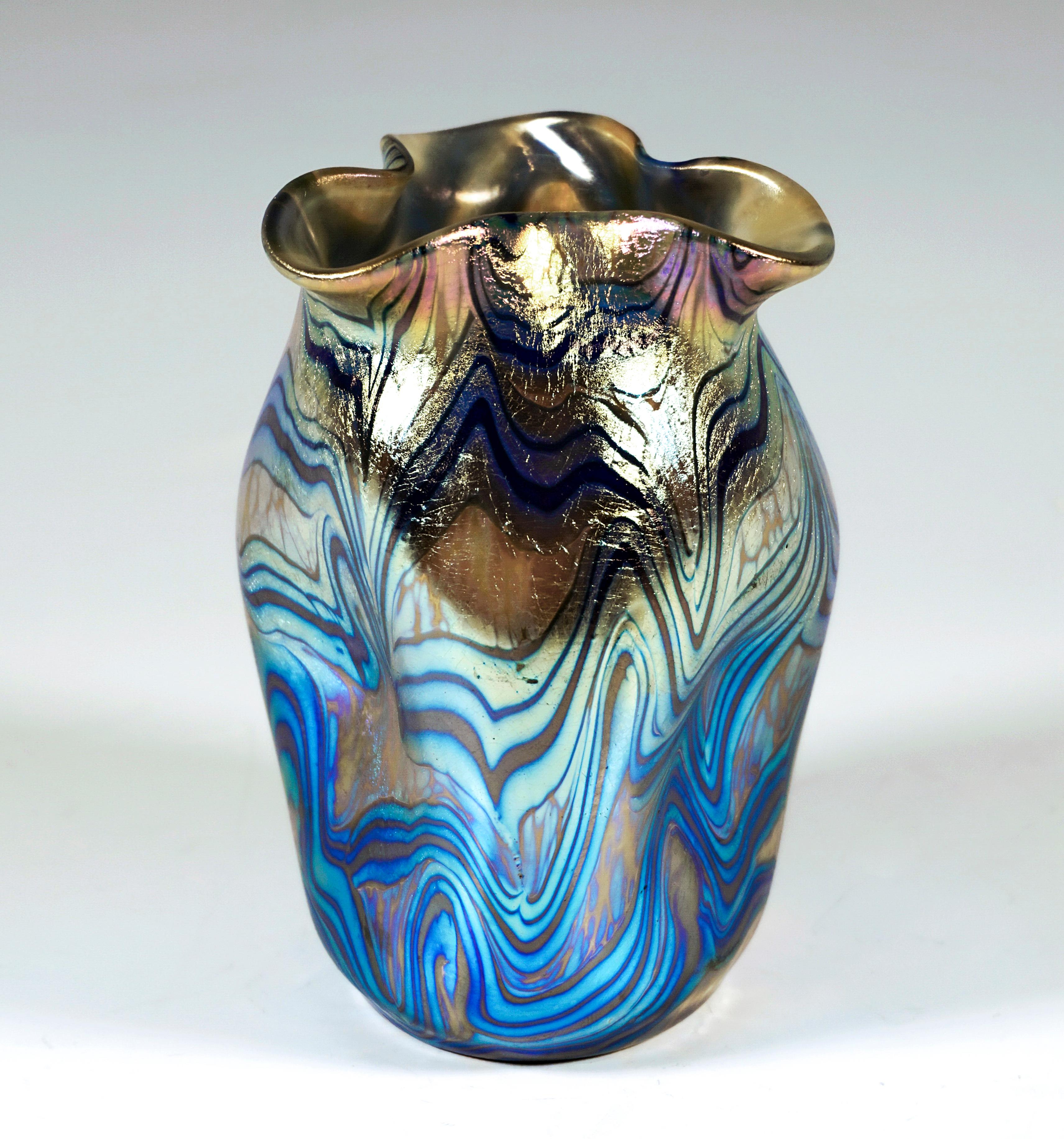
Finissimo vaso di vetro Art Nouveau boemo:
Soffiato a forma di corpo rialzato su pianta rotonda, tripla parete depressa con orlo della bocca a forma di trifoglio, pontile lucidato, con fondo 
firma 