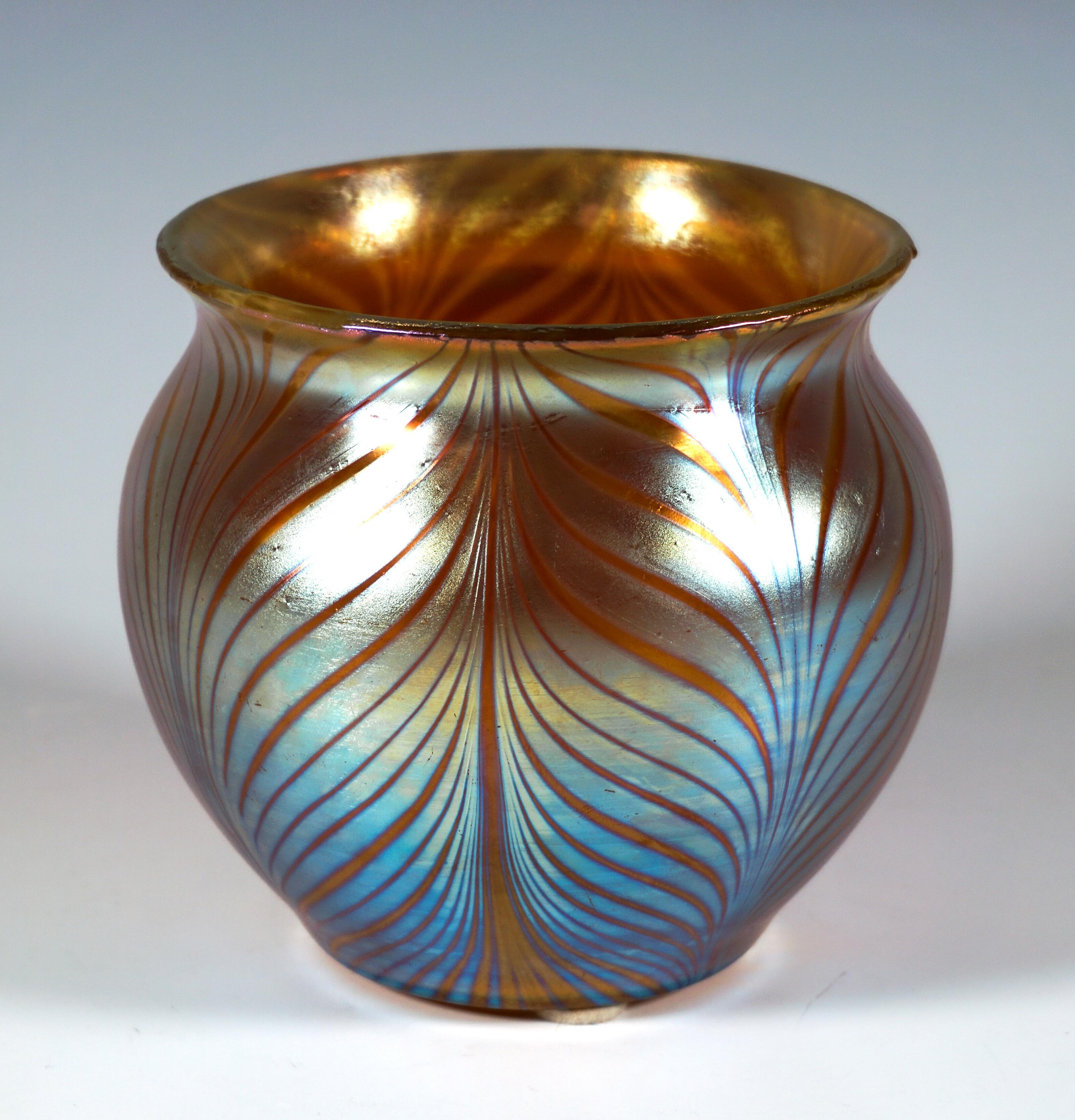 El mejor jarrón de cristal Art Nouveau de Bohemia:
Cuerpo bulboso soplado en molde sobre soporte redondo enrasado, parte superior esférica, borde de la boca ligeramente abocinado sobre una constricción del cuello, póntil pulido en la parte