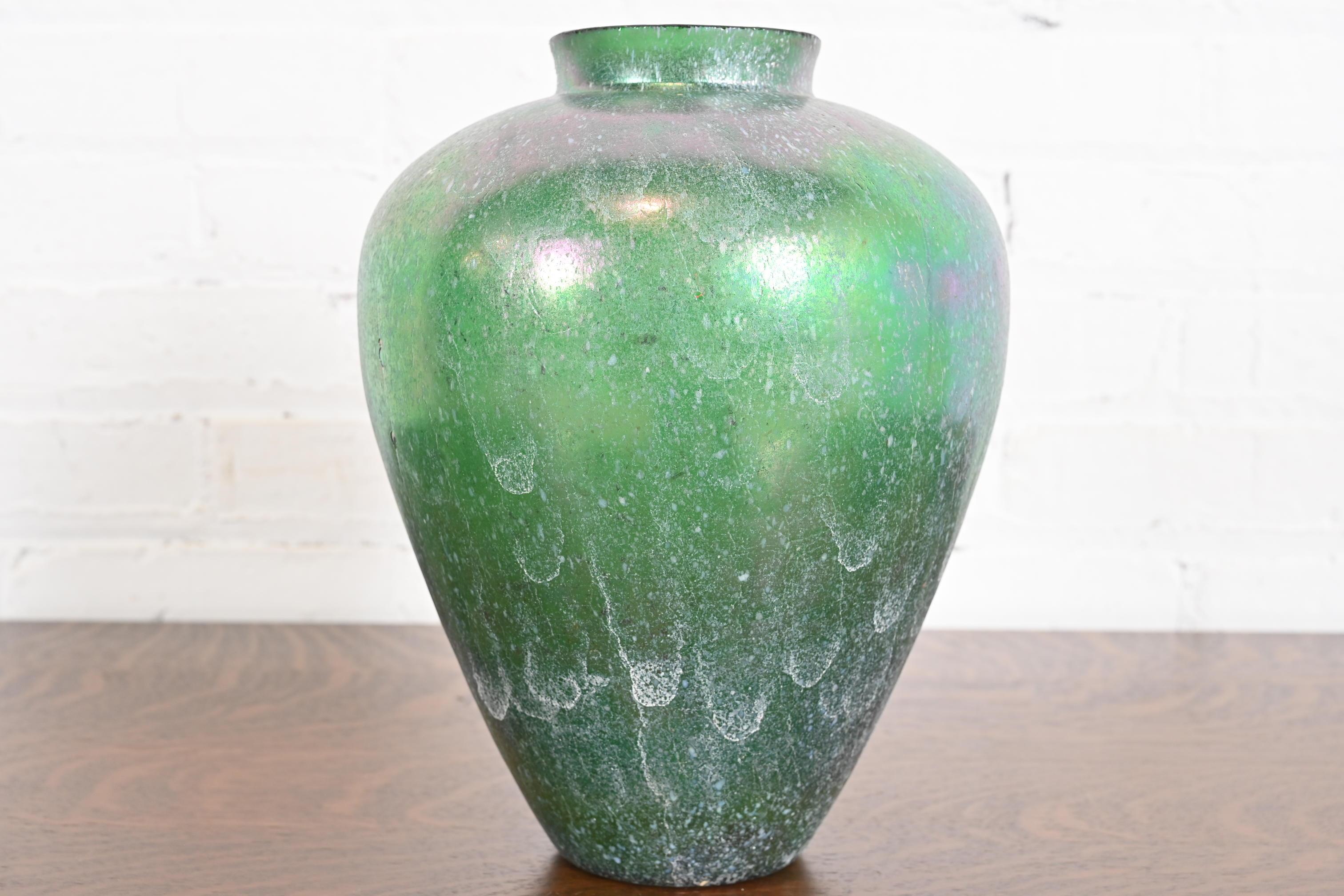 Wunderschöne irisierende Vase aus Jugendstilglas 

Von Loetz

Österreich, Anfang 20. Jahrhundert

Maße: 8 