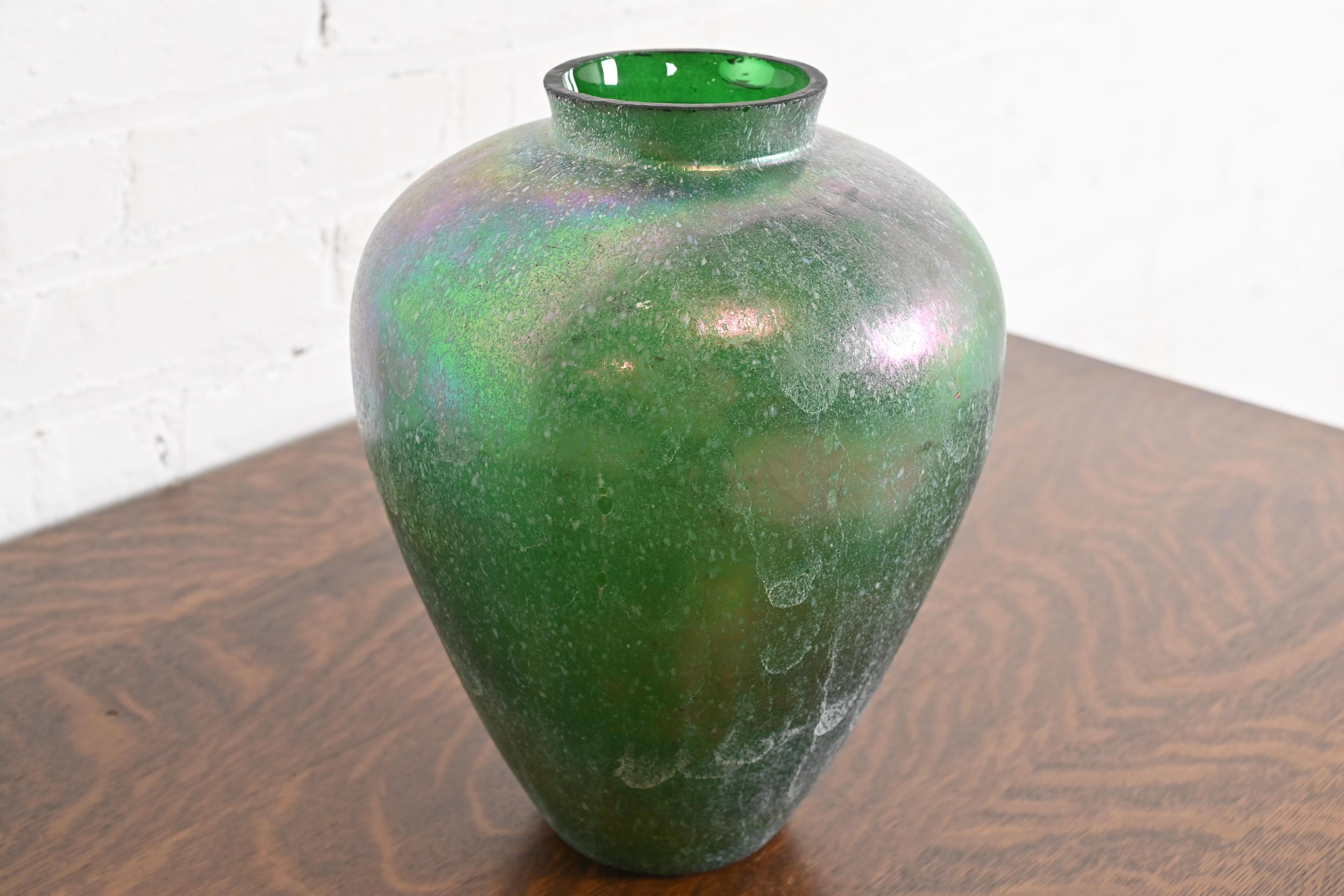 Loetz Jugendstil-Vase aus schillerndem Kunstglas, Loetz im Zustand „Gut“ im Angebot in South Bend, IN