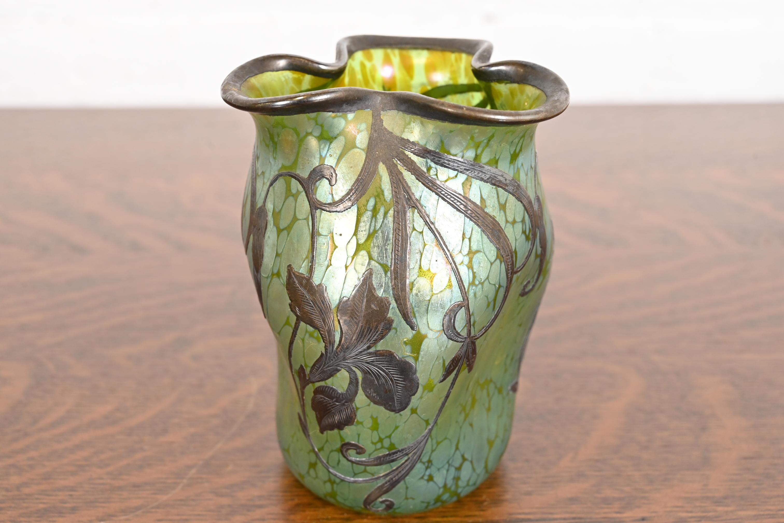 Art nouveau Vase en verre d'art irisé Loetz Art Nouveau avec recouvrement en argent Sterling en vente