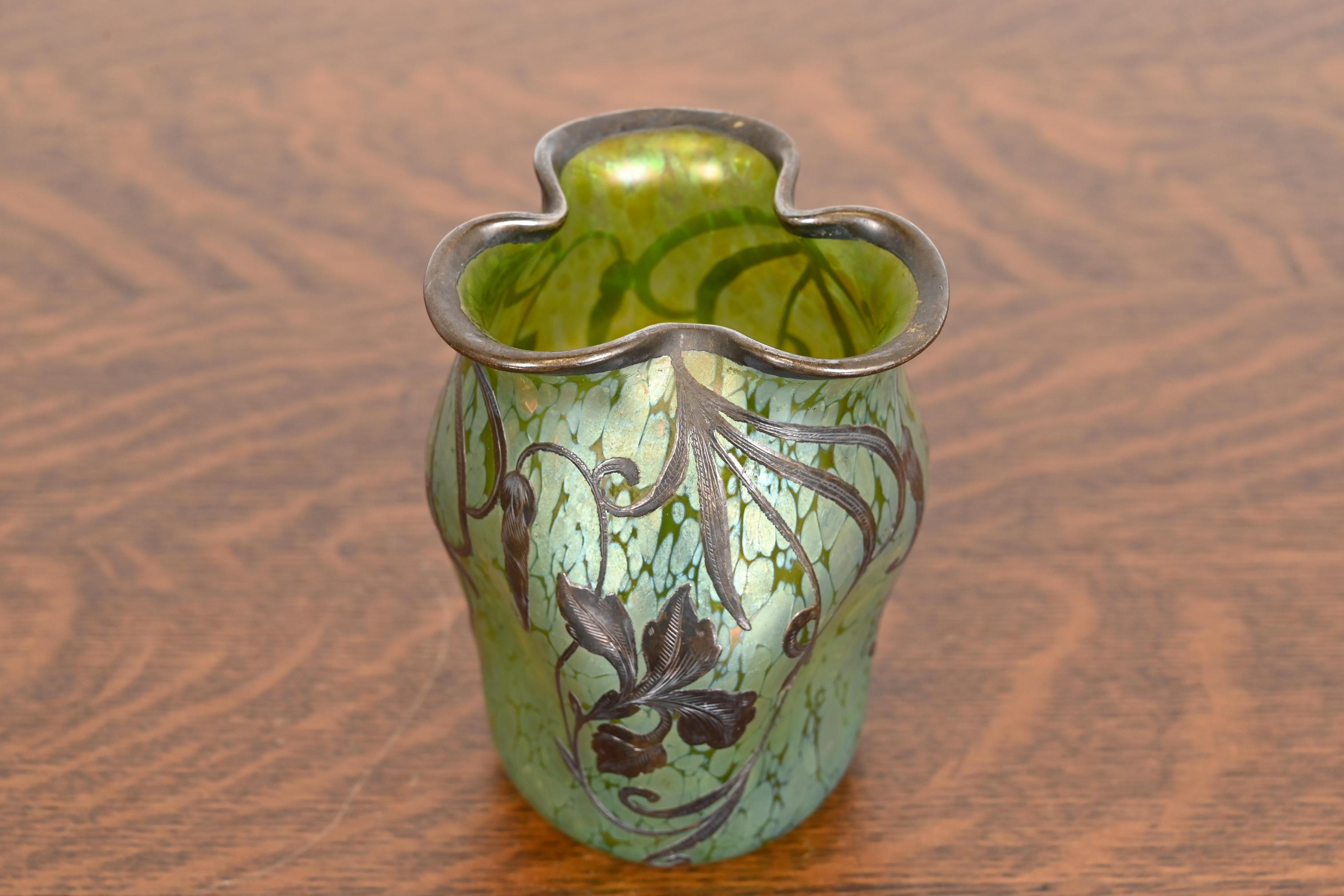 Autrichien Vase en verre d'art irisé Loetz Art Nouveau avec recouvrement en argent Sterling en vente
