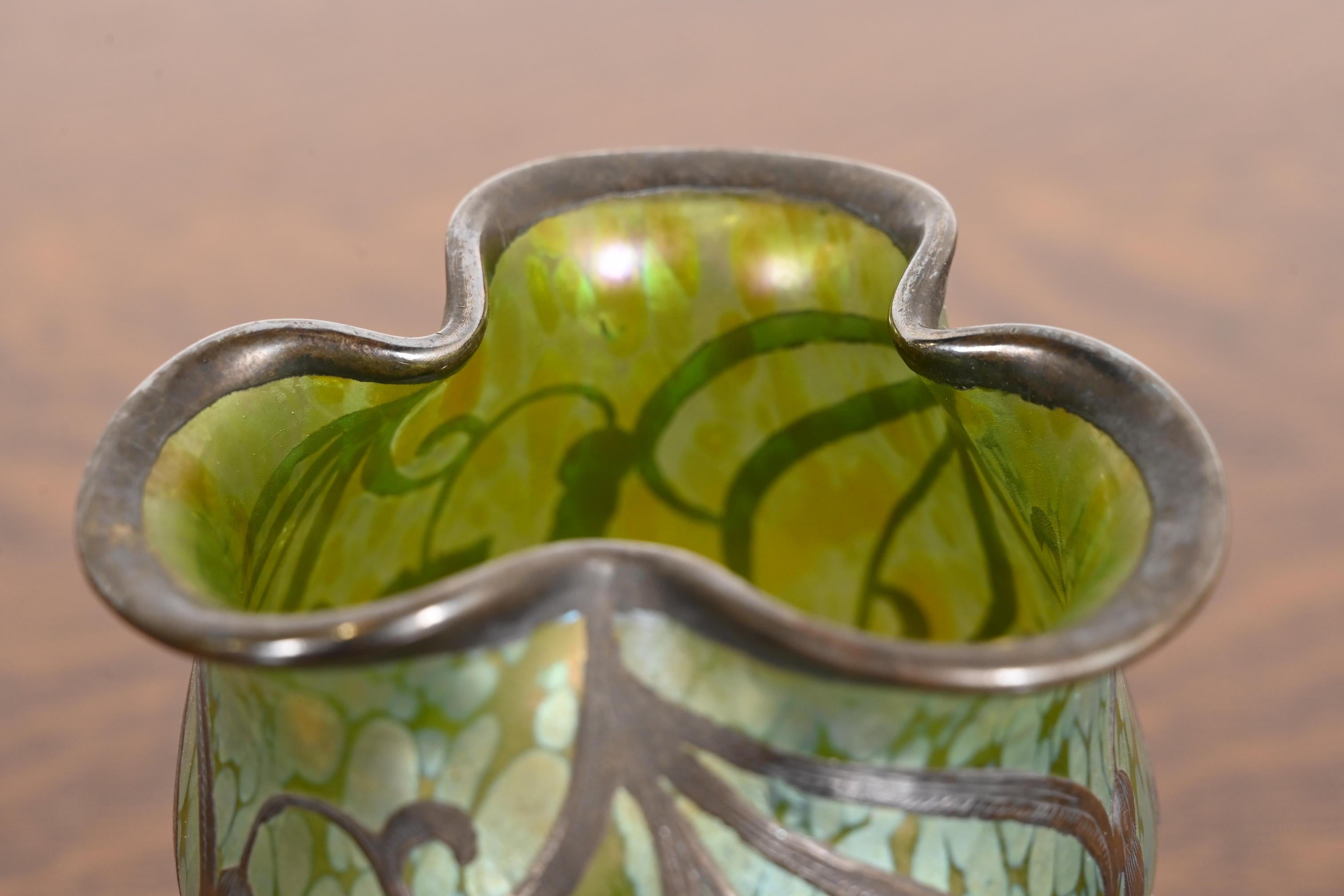 20ième siècle Vase en verre d'art irisé Loetz Art Nouveau avec recouvrement en argent Sterling en vente