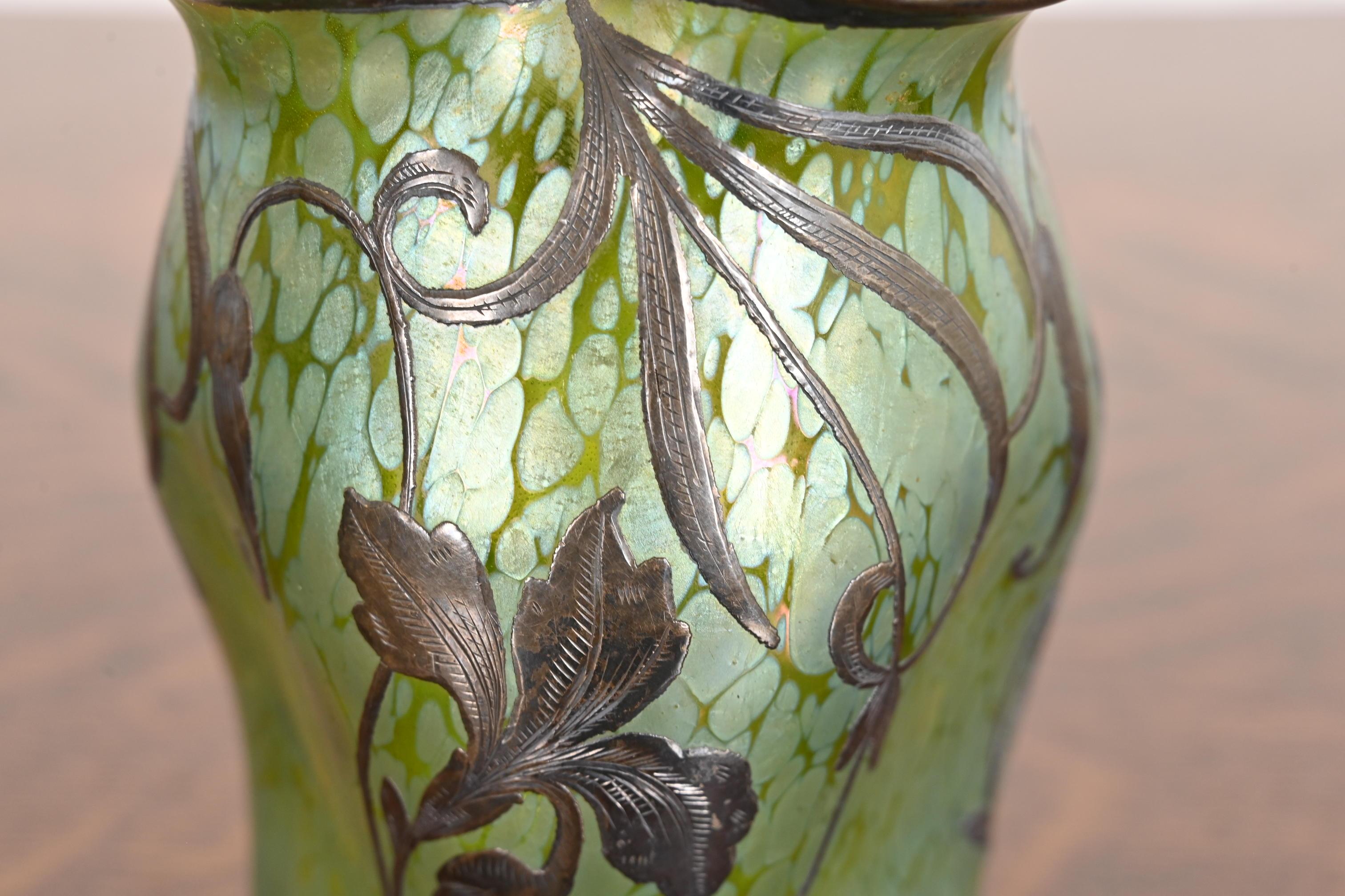 Argent sterling Vase en verre d'art irisé Loetz Art Nouveau avec recouvrement en argent Sterling en vente