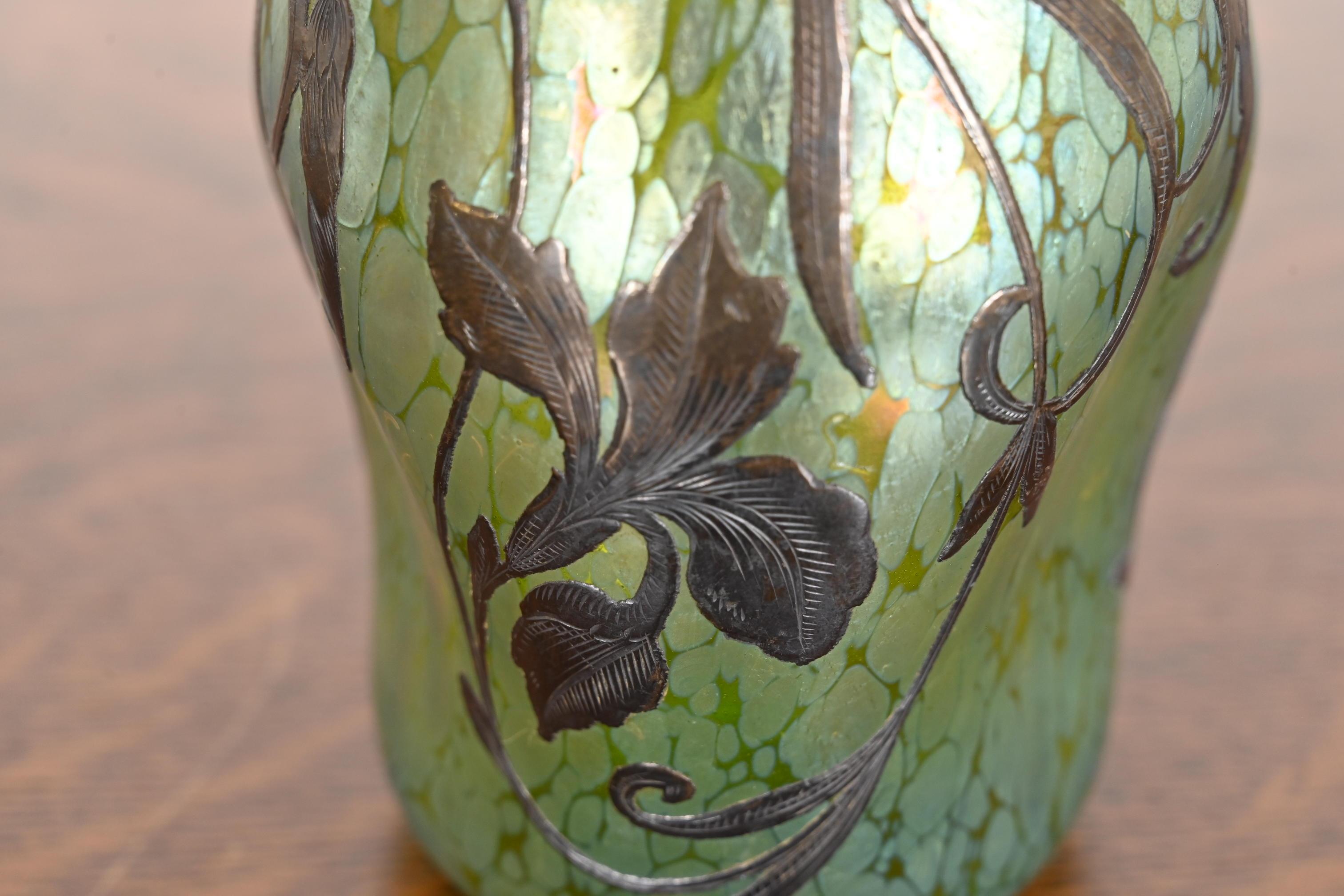 Vase en verre d'art irisé Loetz Art Nouveau avec recouvrement en argent Sterling en vente 1