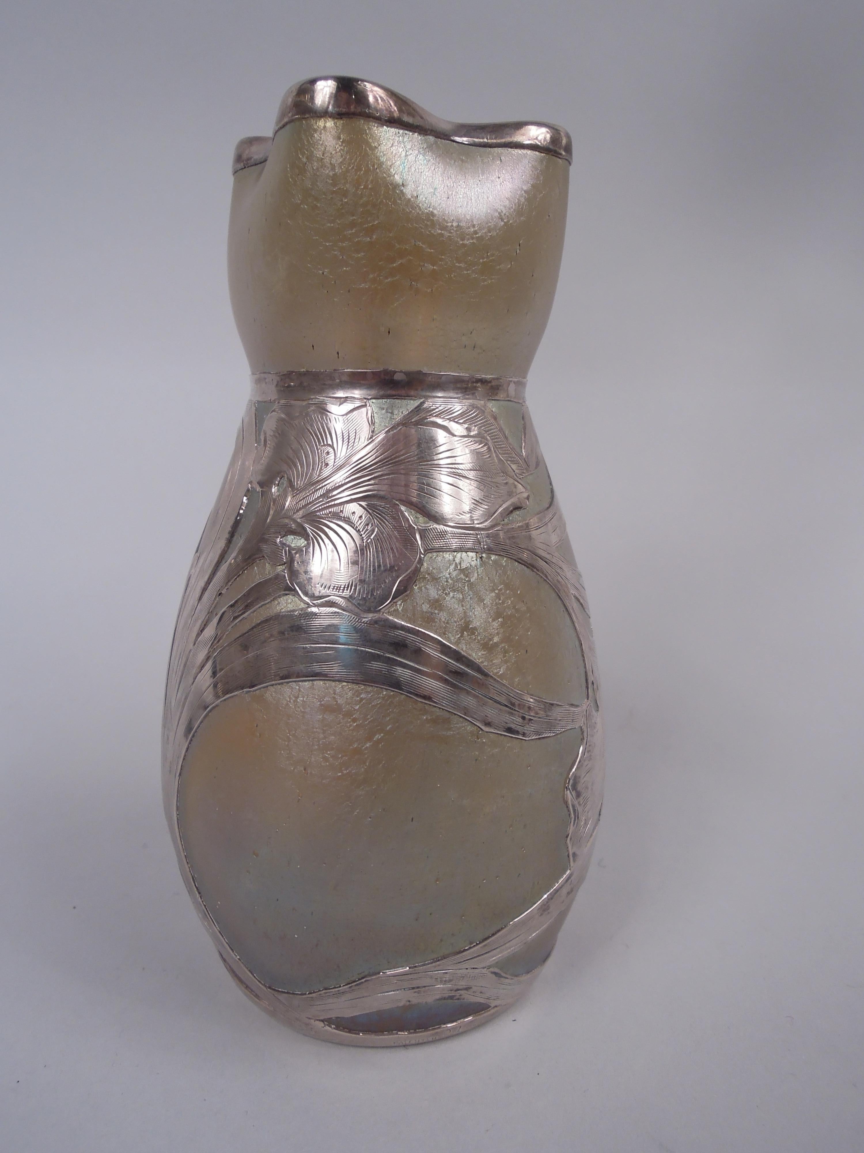 Austriaco Vaso Loetz Art Nouveau Iridescente con sovrapposizione di Alvin Silver in vendita