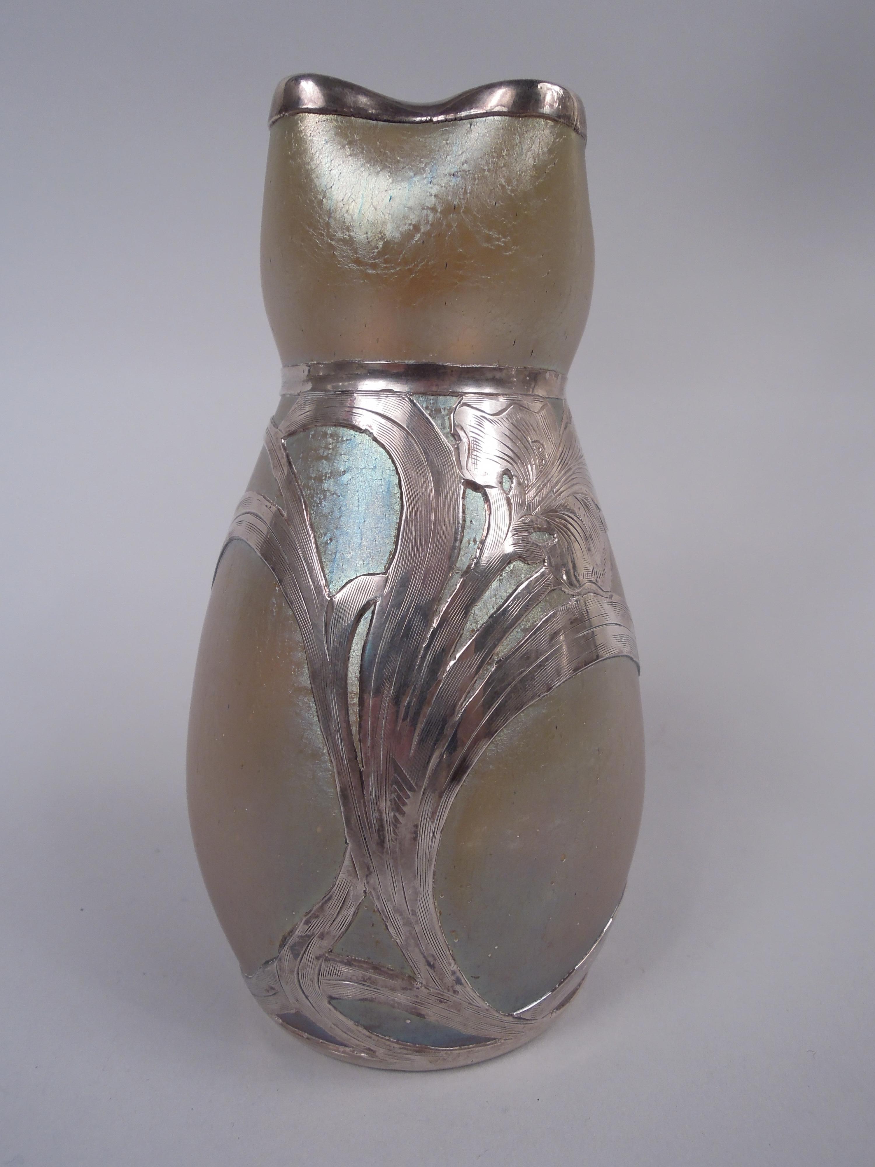 Vaso Loetz Art Nouveau Iridescente con sovrapposizione di Alvin Silver In condizioni buone in vendita a New York, NY