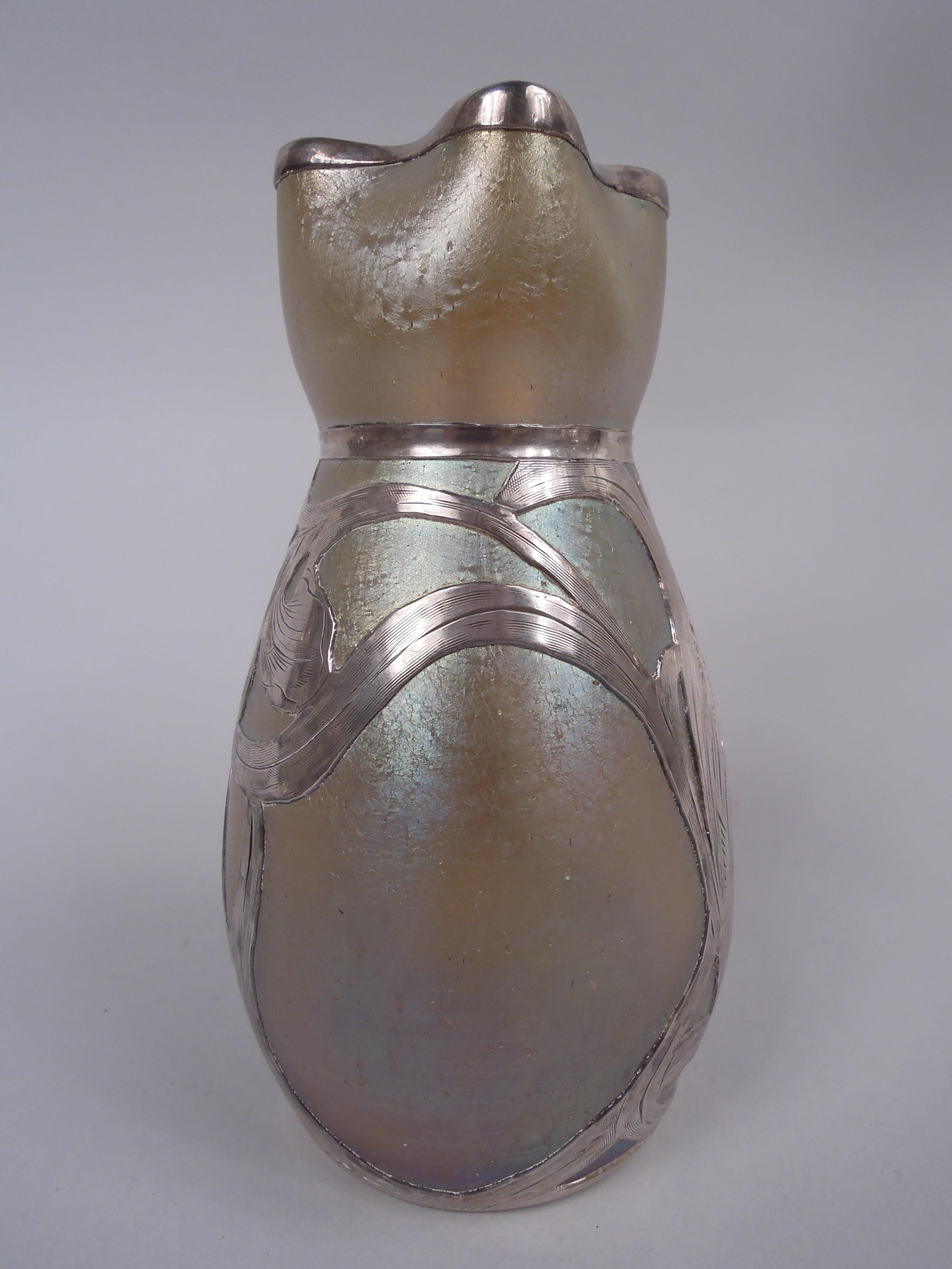 XX secolo Vaso Loetz Art Nouveau Iridescente con sovrapposizione di Alvin Silver in vendita