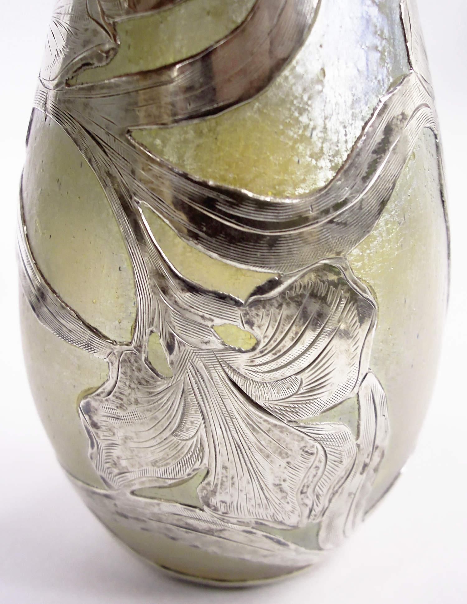 Argento Vaso Loetz Art Nouveau Iridescente con sovrapposizione di Alvin Silver in vendita