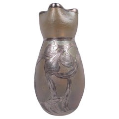 Jarrón iridiscente Loetz Art Nouveau con superposición de plata Alvin