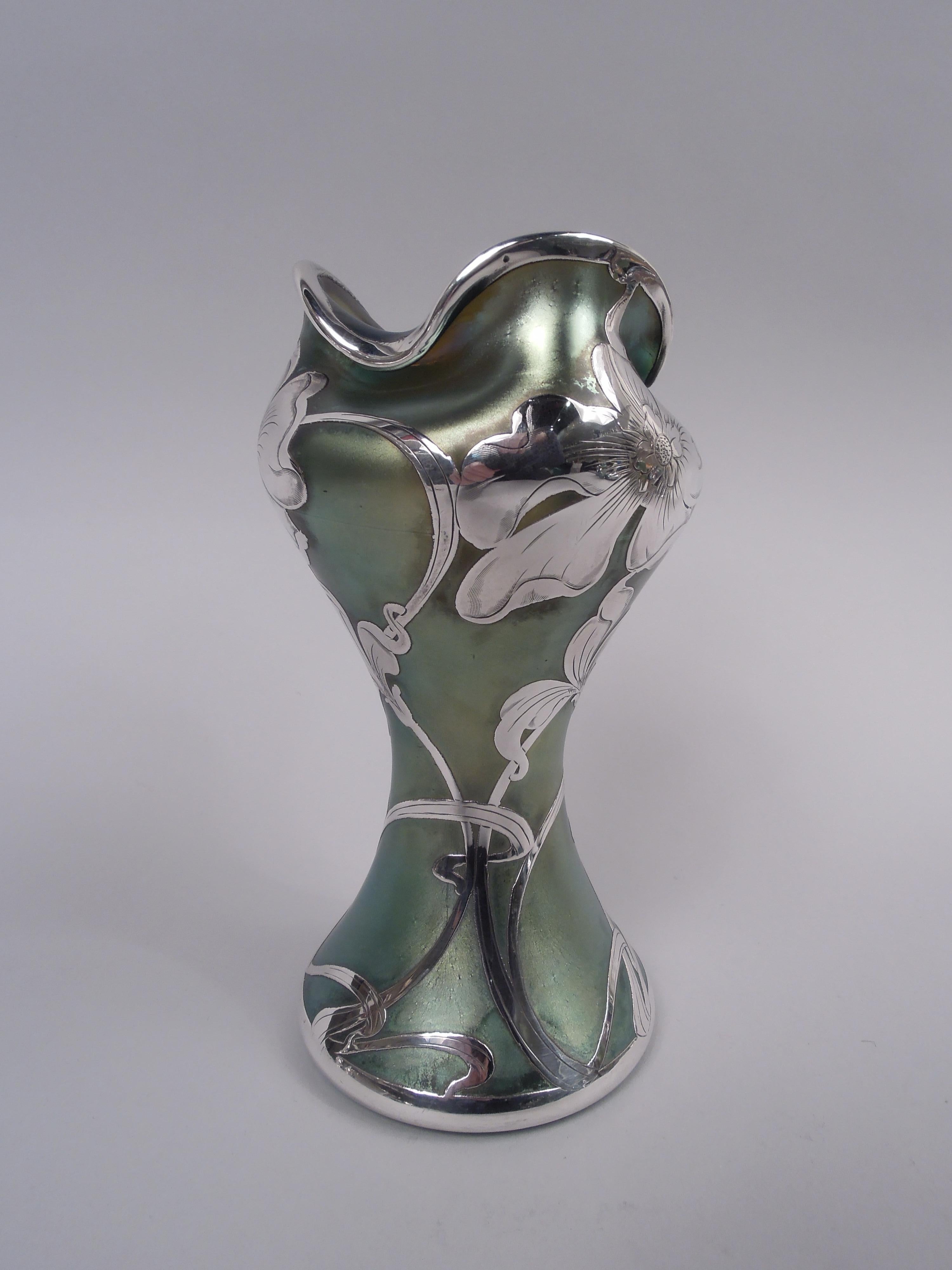 Austriaco Vaso Loetz Art Nouveau Iridescente con sovrapposizione d'argento inciso in vendita