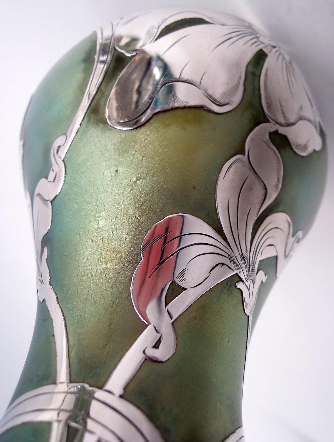 Vaso Loetz Art Nouveau Iridescente con sovrapposizione d'argento inciso In condizioni buone in vendita a New York, NY