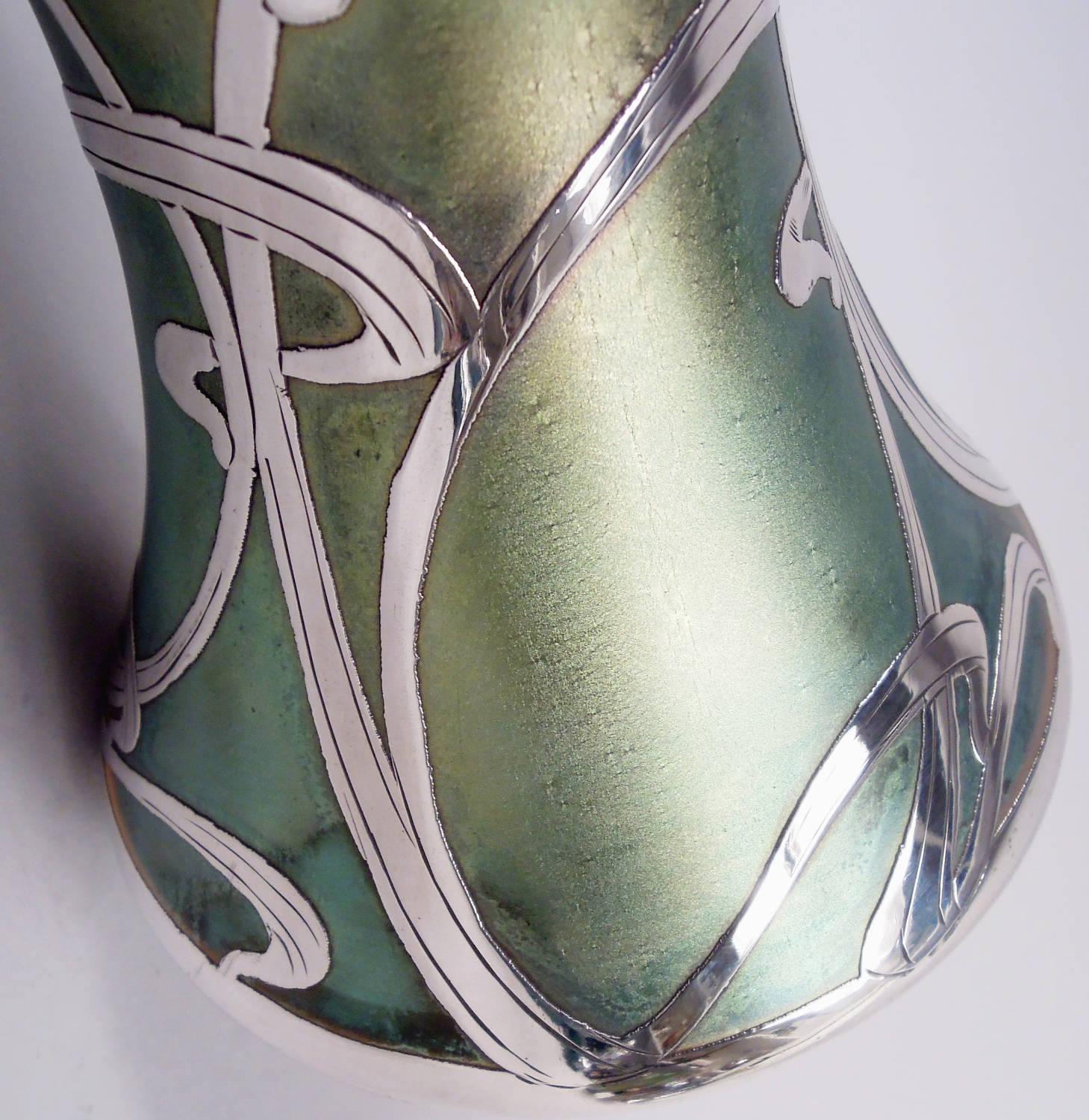 XX secolo Vaso Loetz Art Nouveau Iridescente con sovrapposizione d'argento inciso in vendita