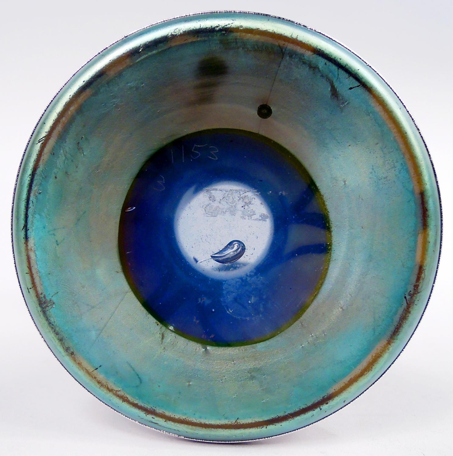 Vaso Loetz Art Nouveau Iridescente con sovrapposizione d'argento inciso in vendita 1