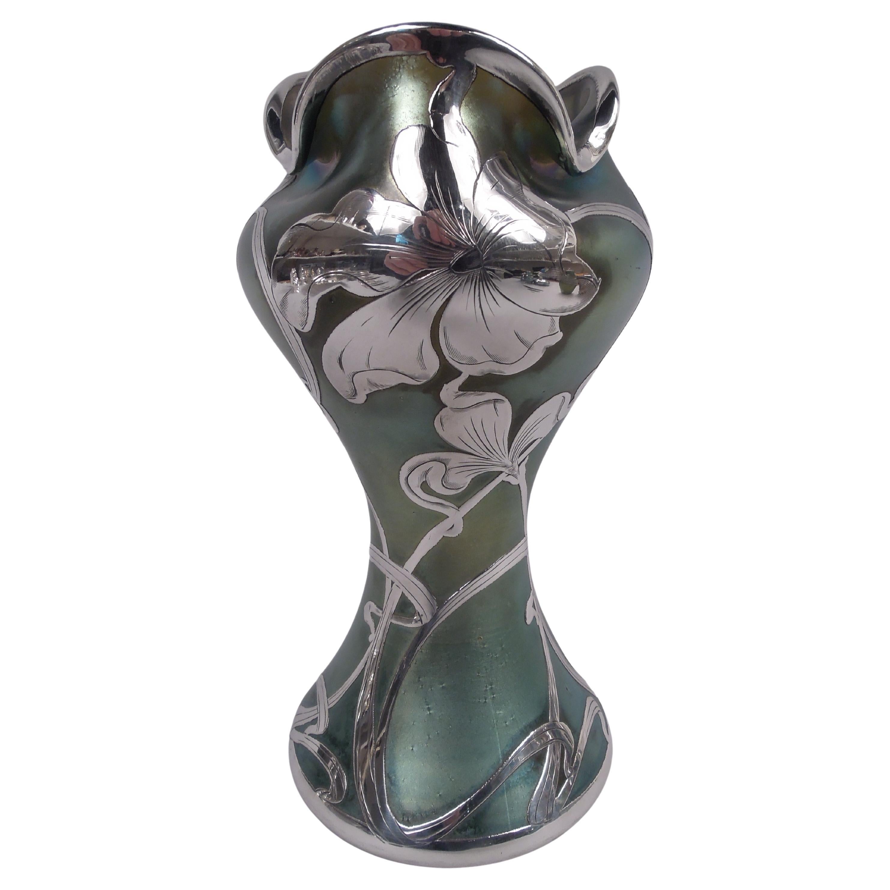 Jarrón Loetz Art Nouveau Iridiscente con Recubrimiento de Plata Grabada