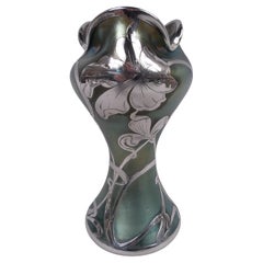 Jarrón Loetz Art Nouveau Iridiscente con Recubrimiento de Plata Grabada