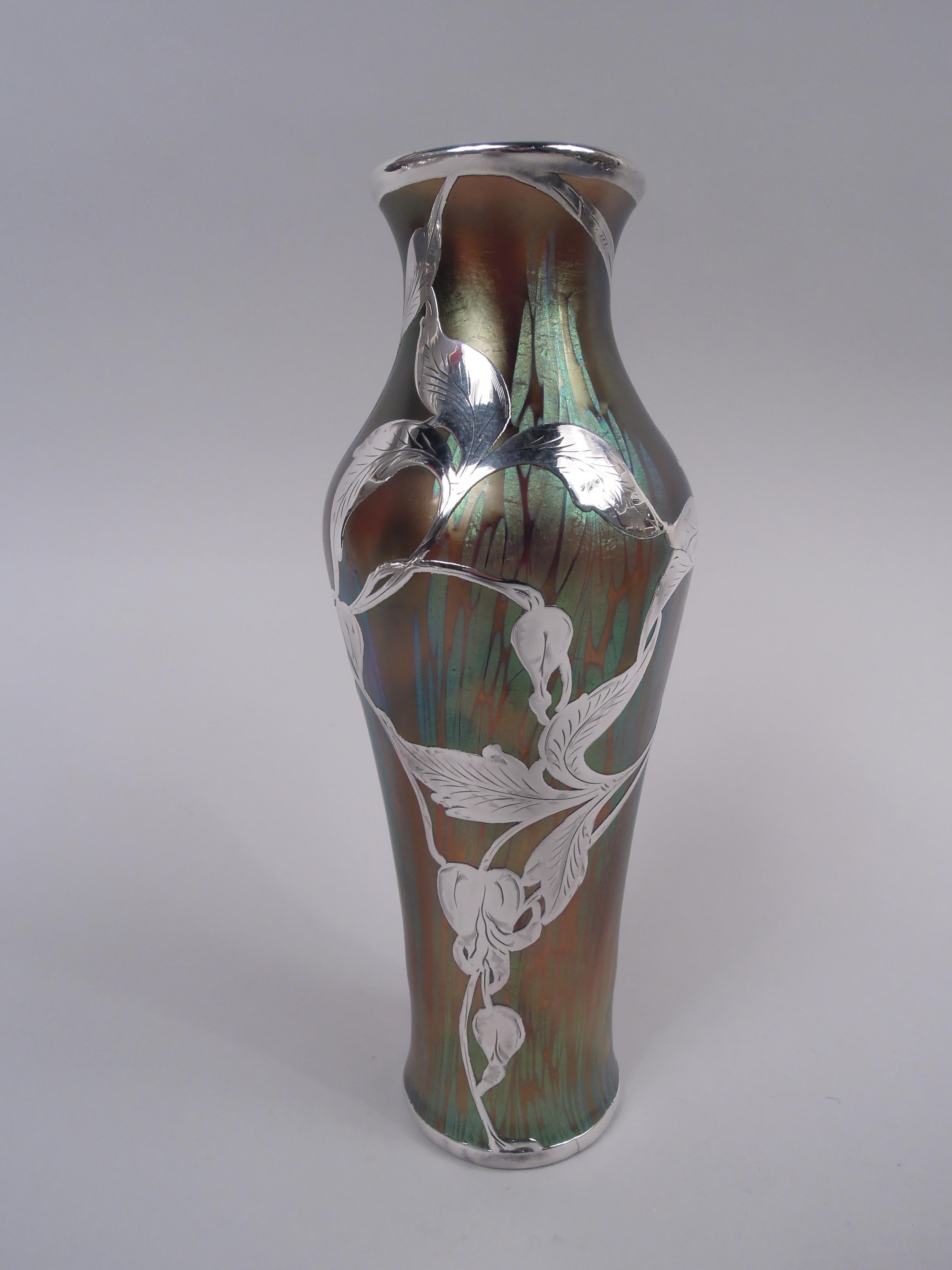 Vaso in vetro Art Nouveau con sovrapposizione di argento inciso dello storico Loetz, 1900 circa. Balaustra con ramo a meandri d'argento. Vetro iridescente oro e viola con striature oleose verticali. Marchio Pontil. 