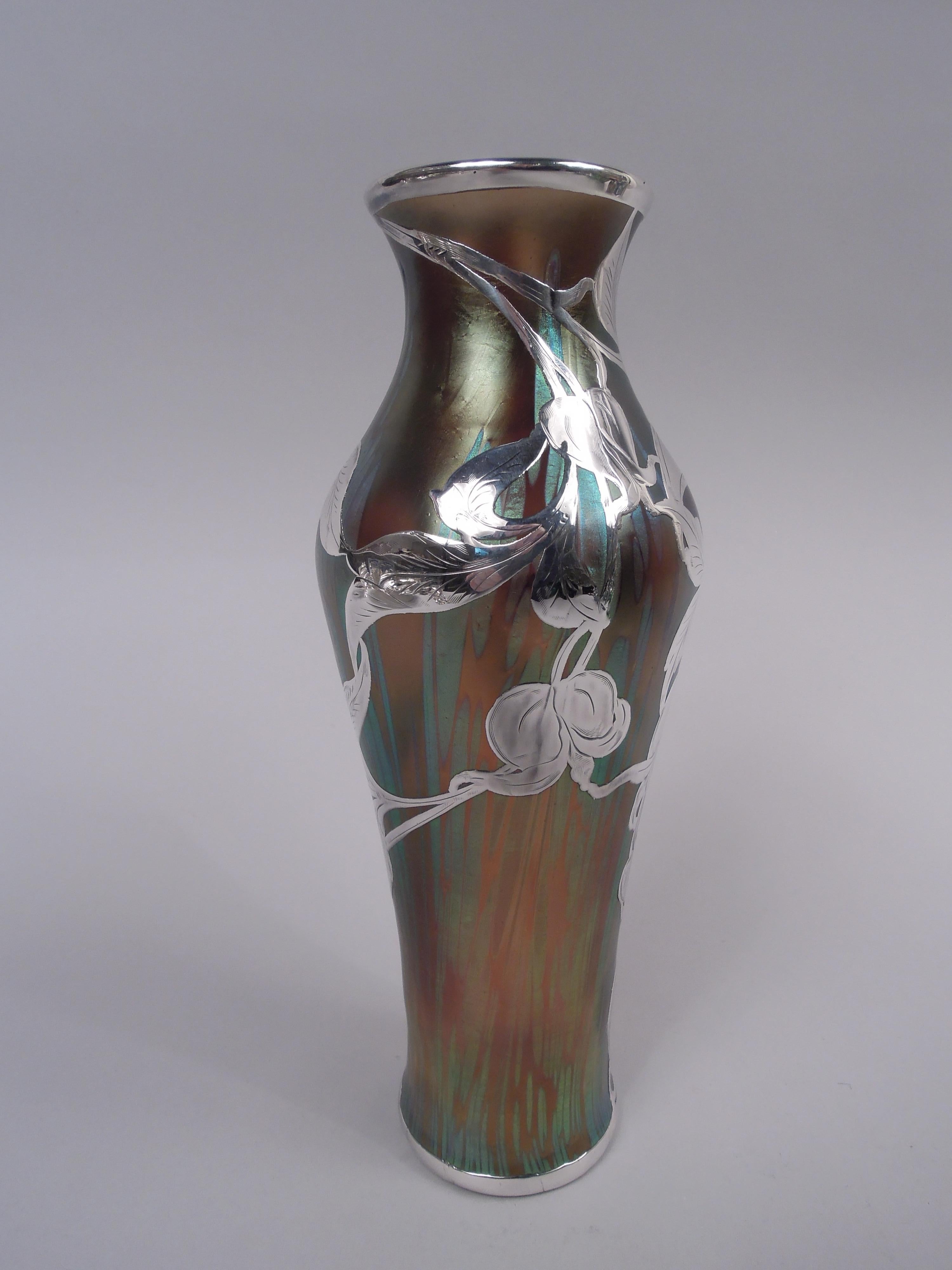 Austriaco Vaso Loetz Art Nouveau Iridescente con sovrapposizione di foglie d'argento in vendita