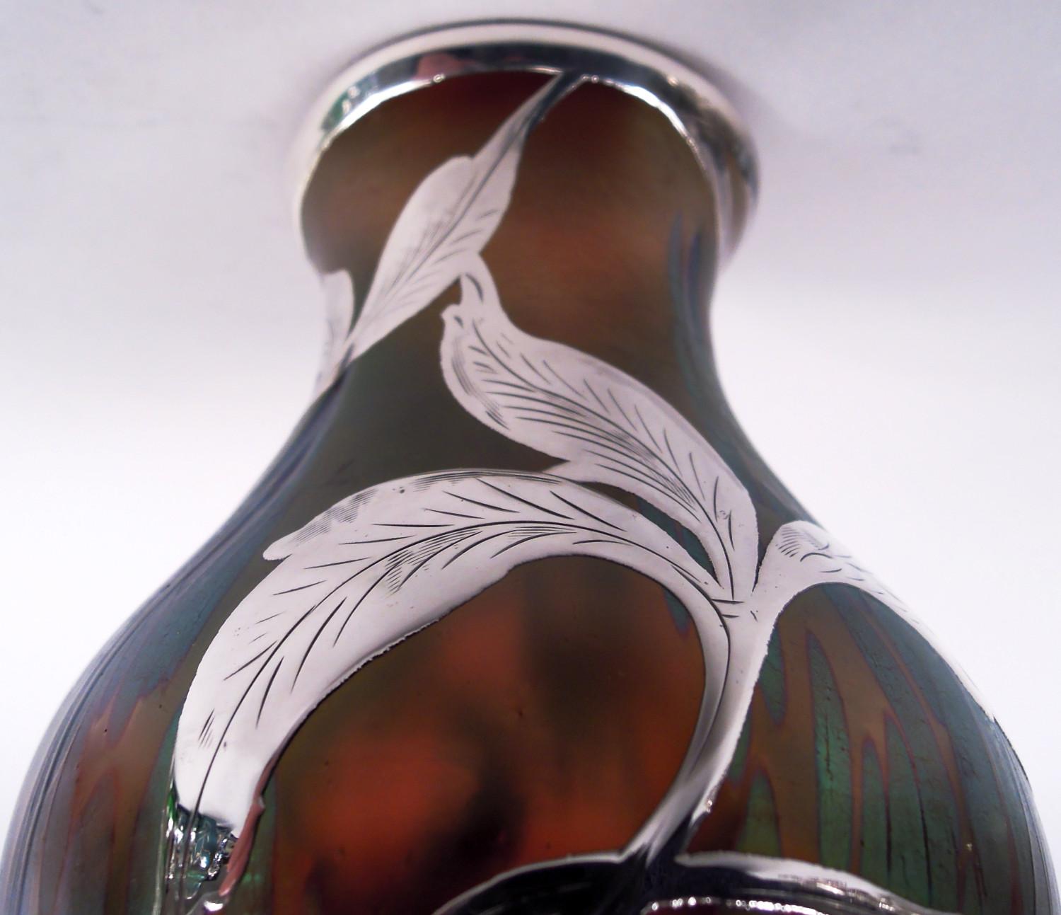 Vaso Loetz Art Nouveau Iridescente con sovrapposizione di foglie d'argento In condizioni buone in vendita a New York, NY