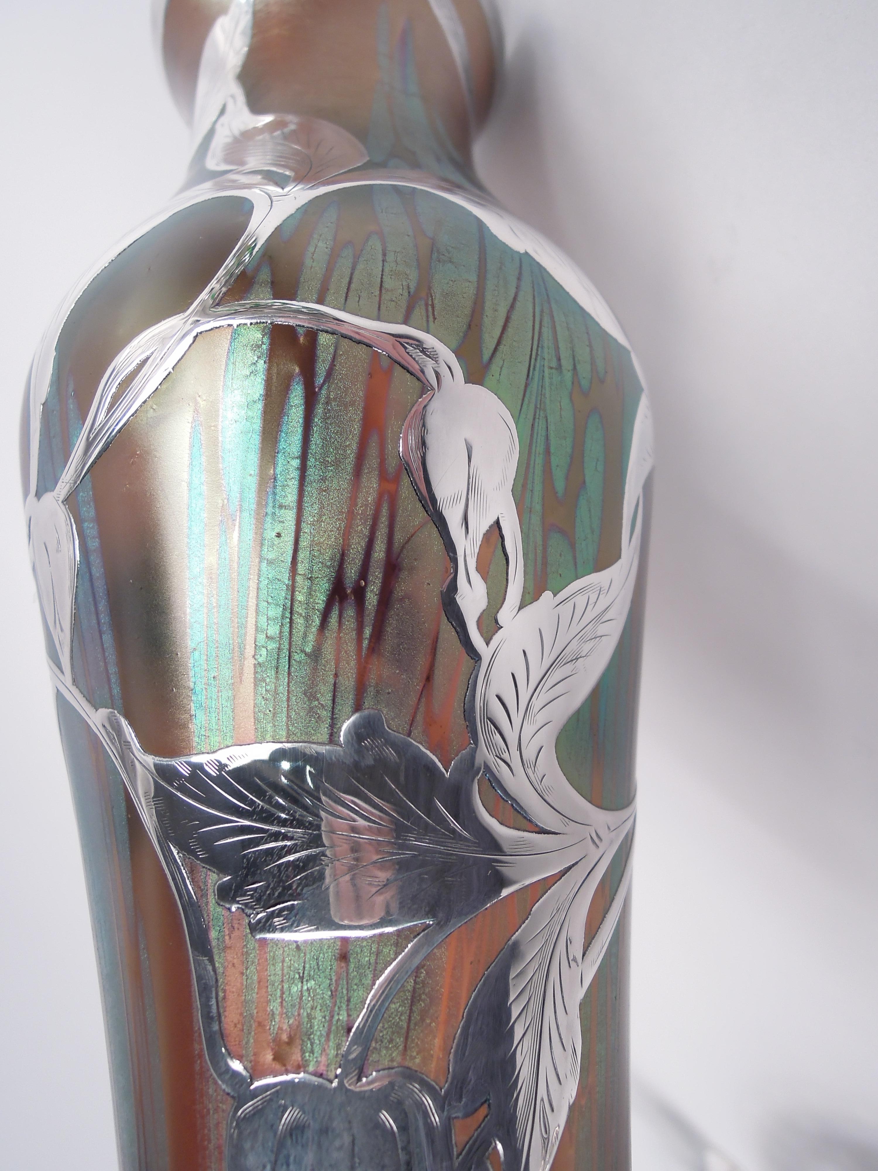 XX secolo Vaso Loetz Art Nouveau Iridescente con sovrapposizione di foglie d'argento in vendita