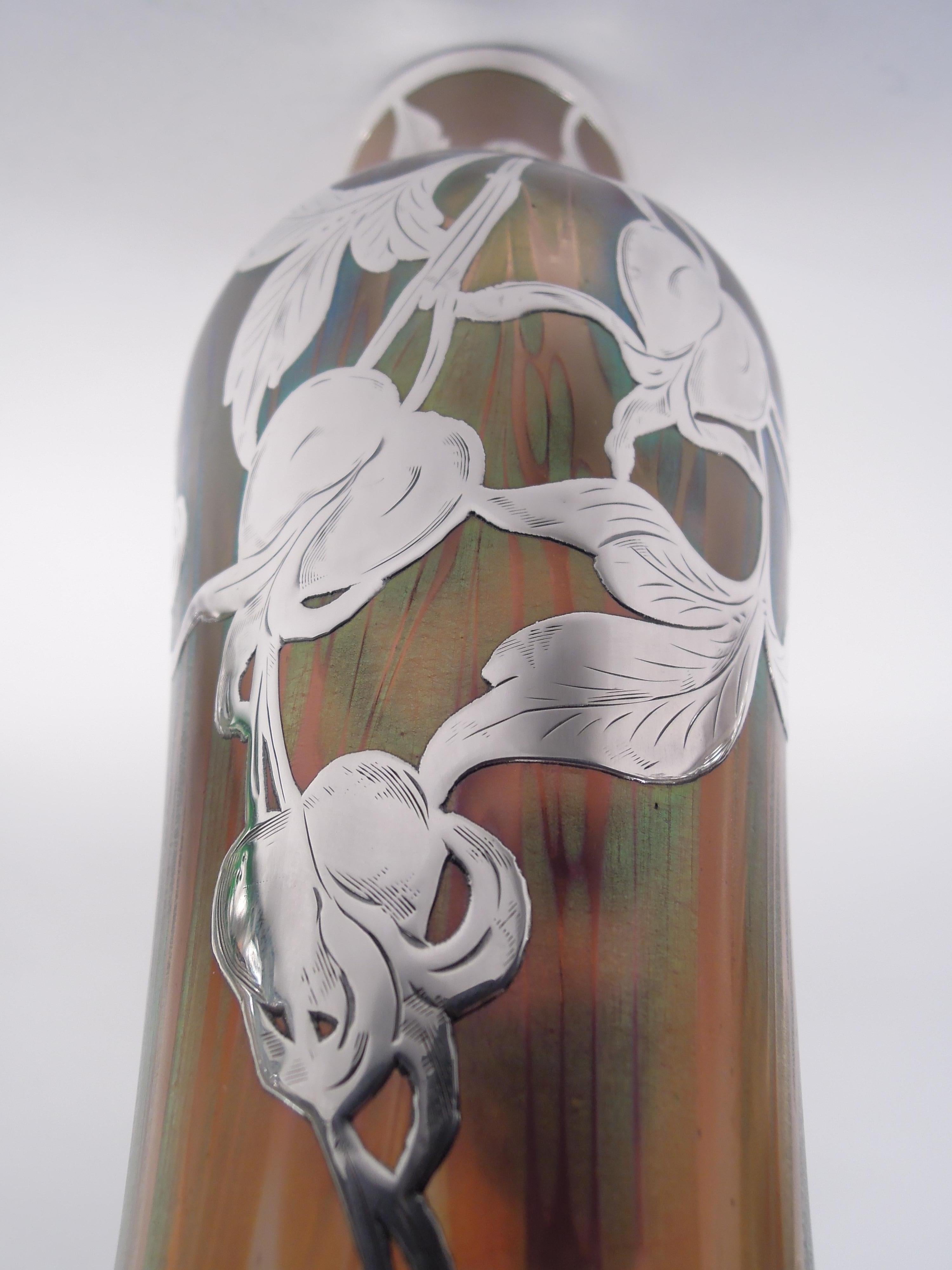 Argento Vaso Loetz Art Nouveau Iridescente con sovrapposizione di foglie d'argento in vendita